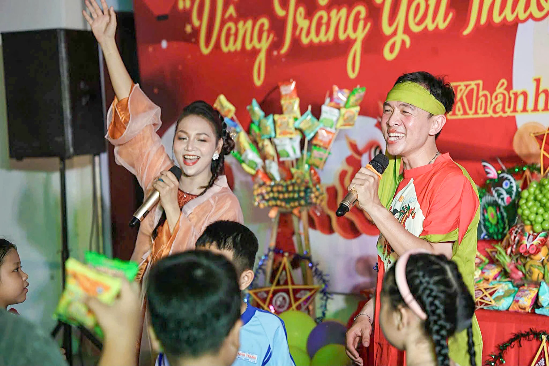 Chị Hằng, Chú Cuội do chính cán bộ, chiến sĩ Công an hóa thân, mang đến không khí Trung thu vui tươi, gần gũi cho các cháu.