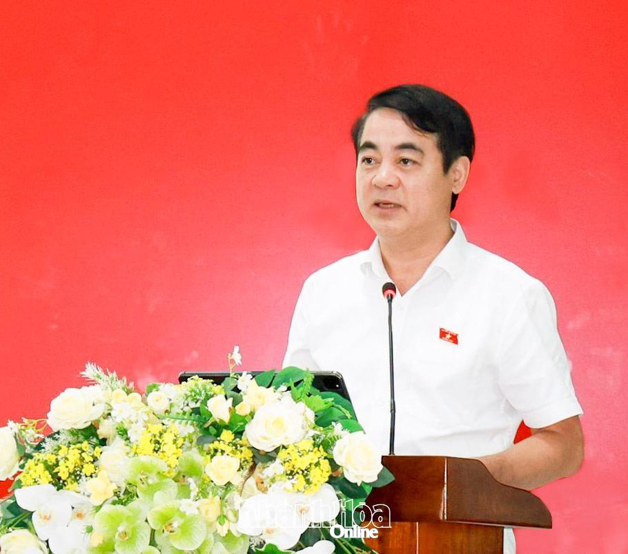 Đồng chí Nghiêm Xuân Thành phát biểu tại buổi tiếp xúc cử tri.