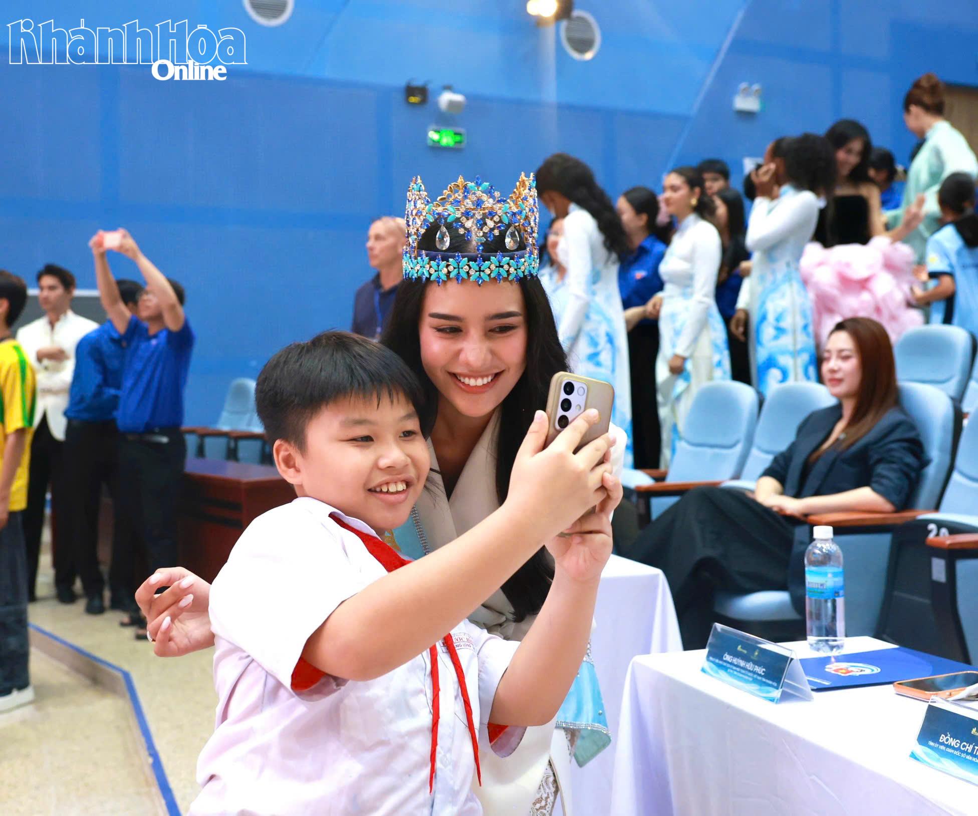 A student poses with reigning Miss World Opal Suchata Chuangsri
