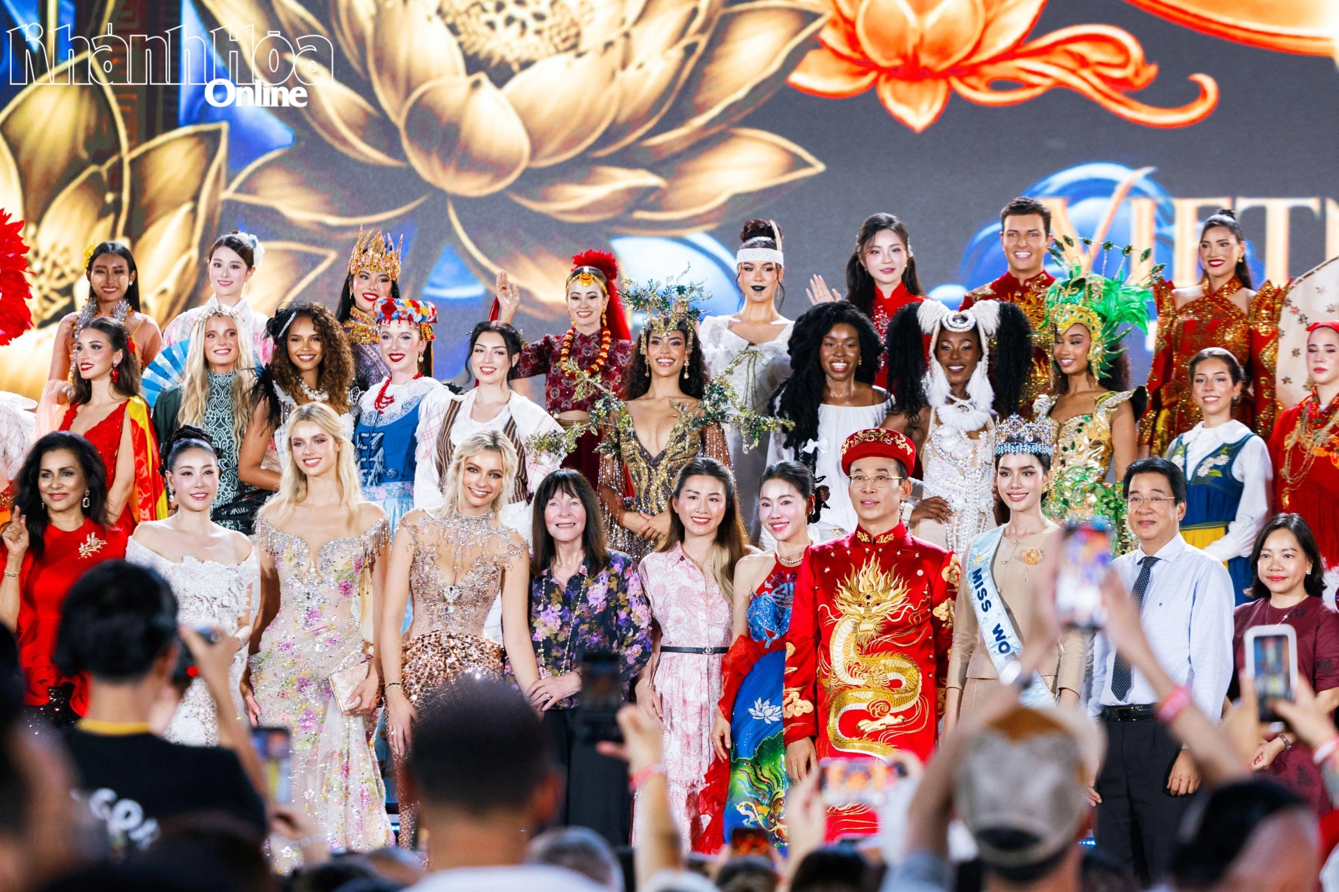 Miss World 2026 contestants pose for group photos with the organizing committee, Khanh Hoa’s leaders, and delegates

