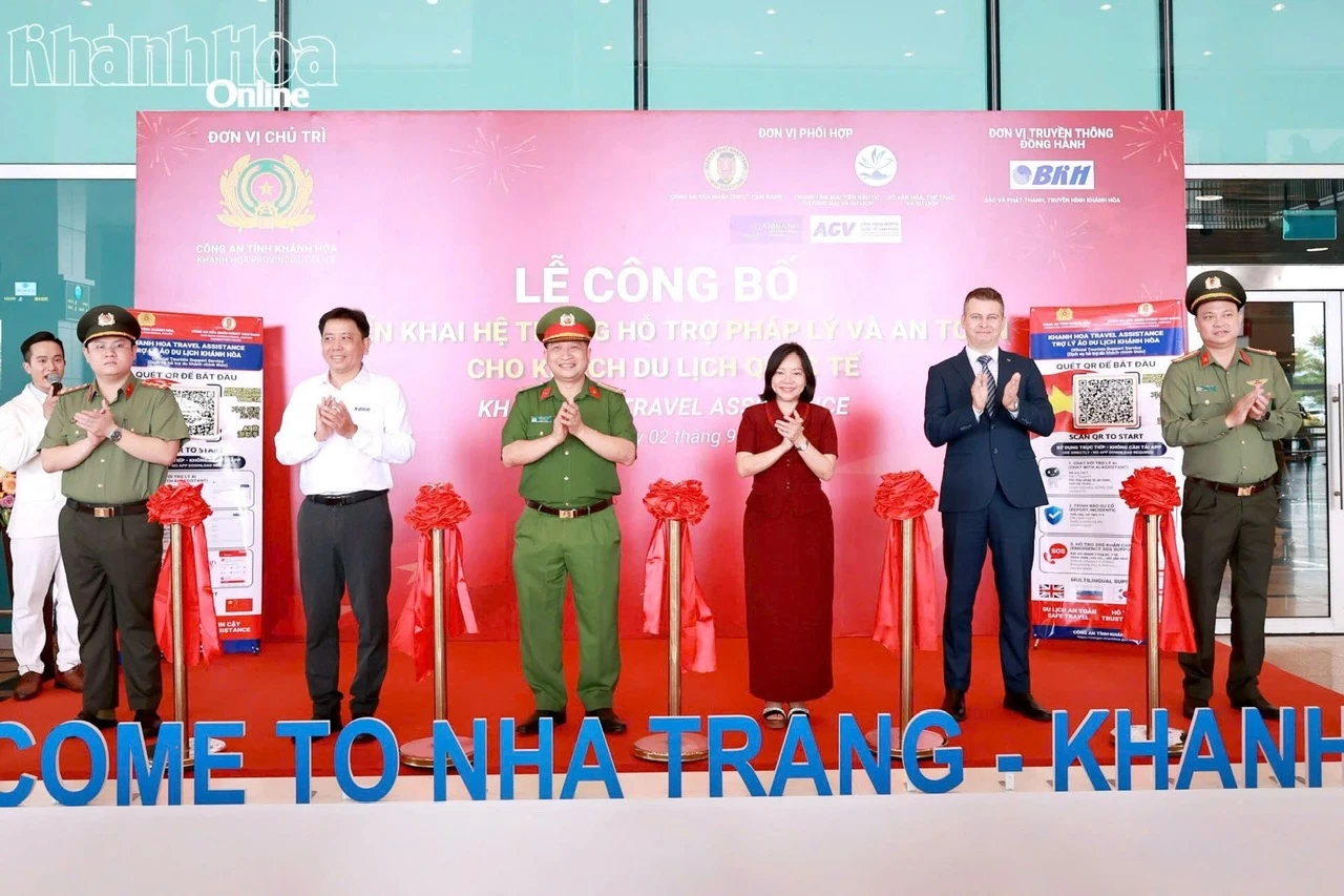 Các đại biểu cắt băng ra mắt hệ thống.