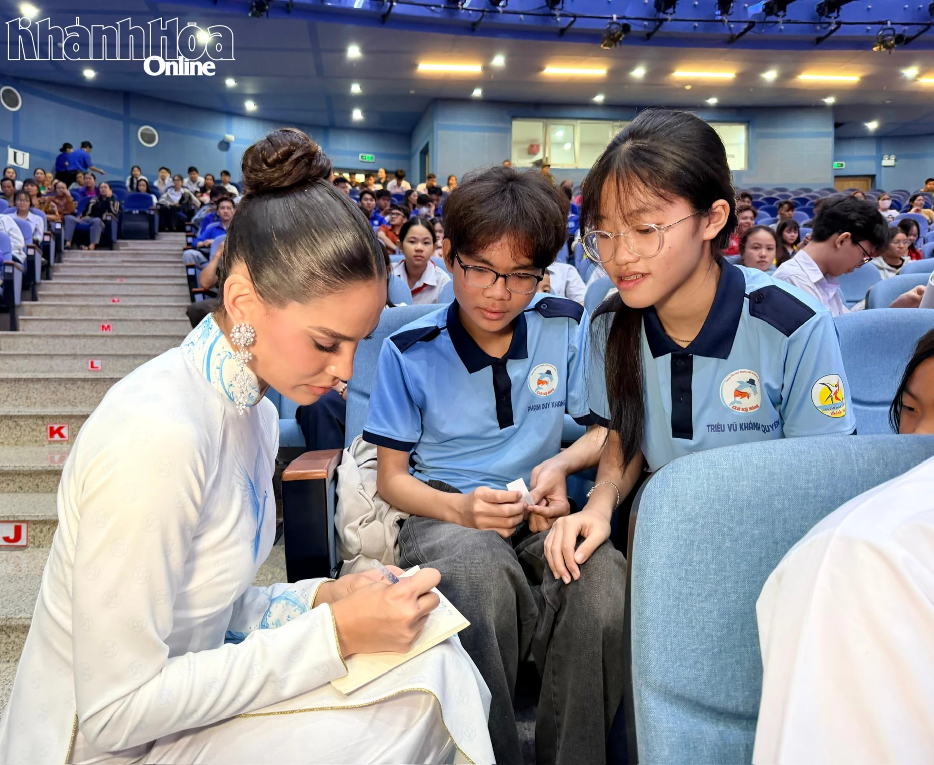 Miss Puerto Rico signs autographs for students