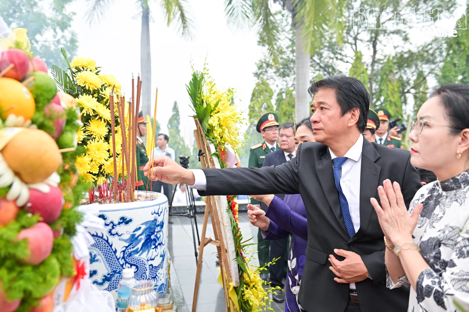 Đồng chí Nguyễn Long Biên và các đại biểu thành kính dâng hương tưởng nhớ các anh hùng liệt sĩ.