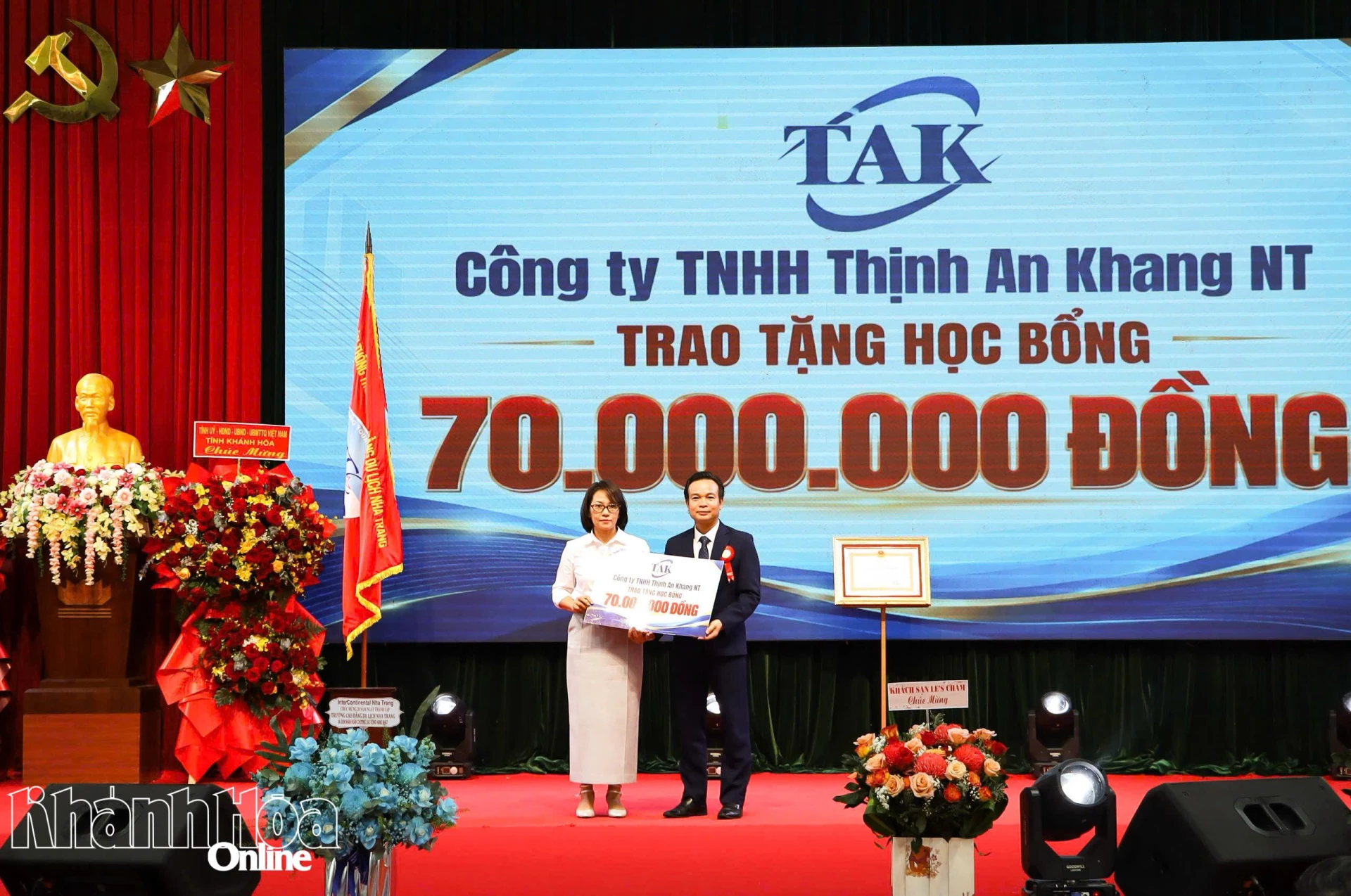 Đại diện doanh nghiệp trao bảng tượng trưng học bổng dành cho sinh viên của trường.