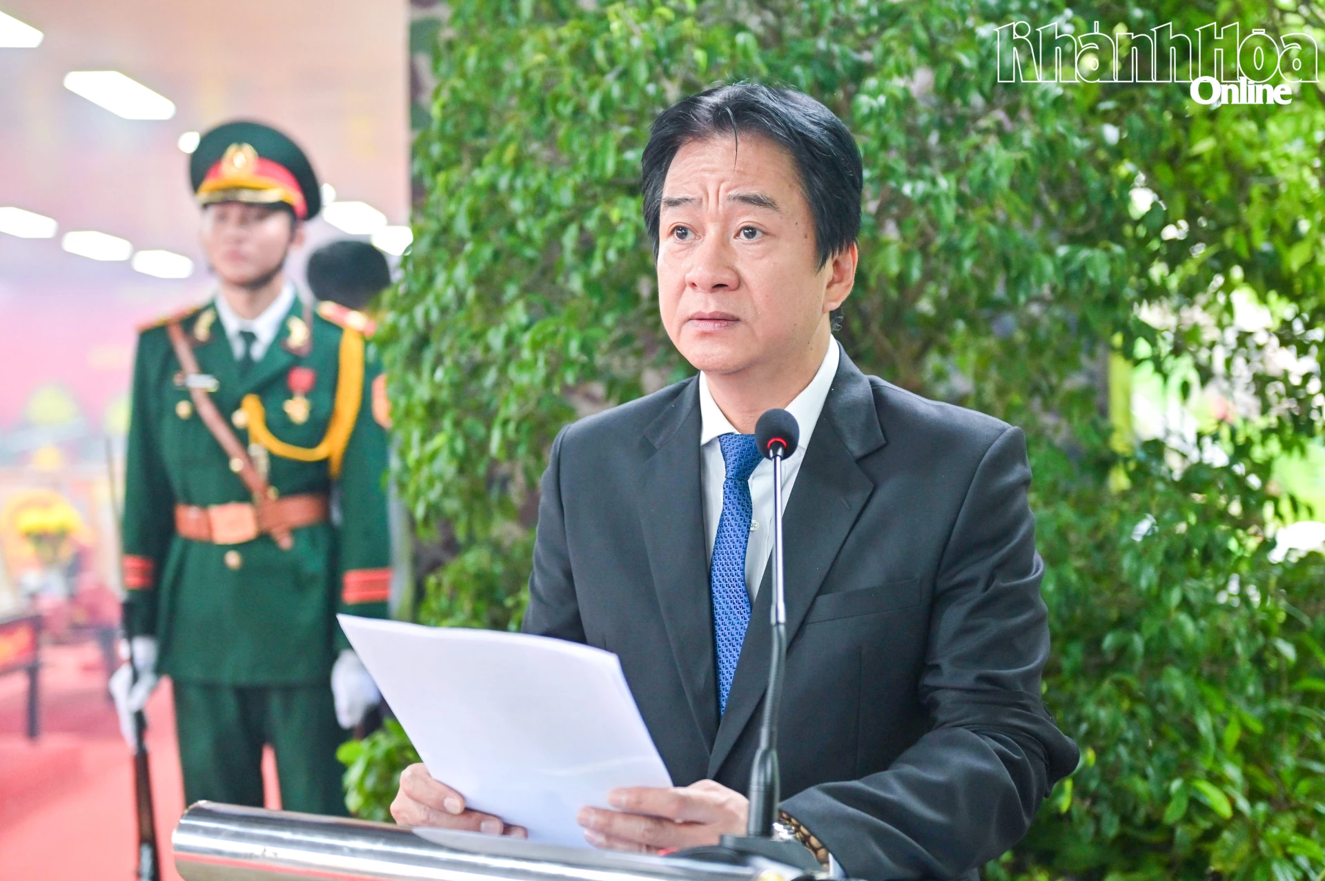 Đồng chí Nguyễn Long Biên đọc điếu văn truy điệu các anh hùng liệt sĩ.