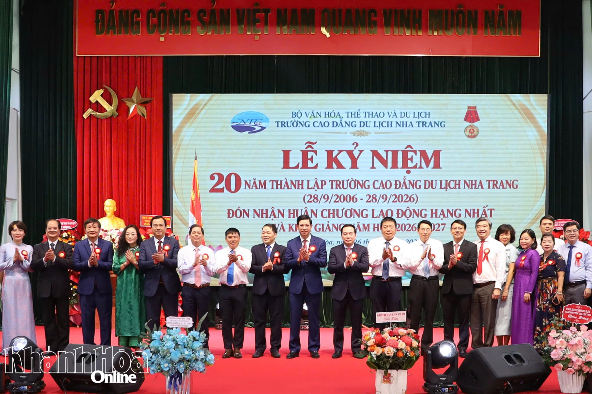Đồng chí Hồ Xuân Trường và Thứ trưởng Bộ Văn hóa, Thể thao và Du lịch Hồ An Phong cùng các đại biểu chụp ảnh lưu niệm.