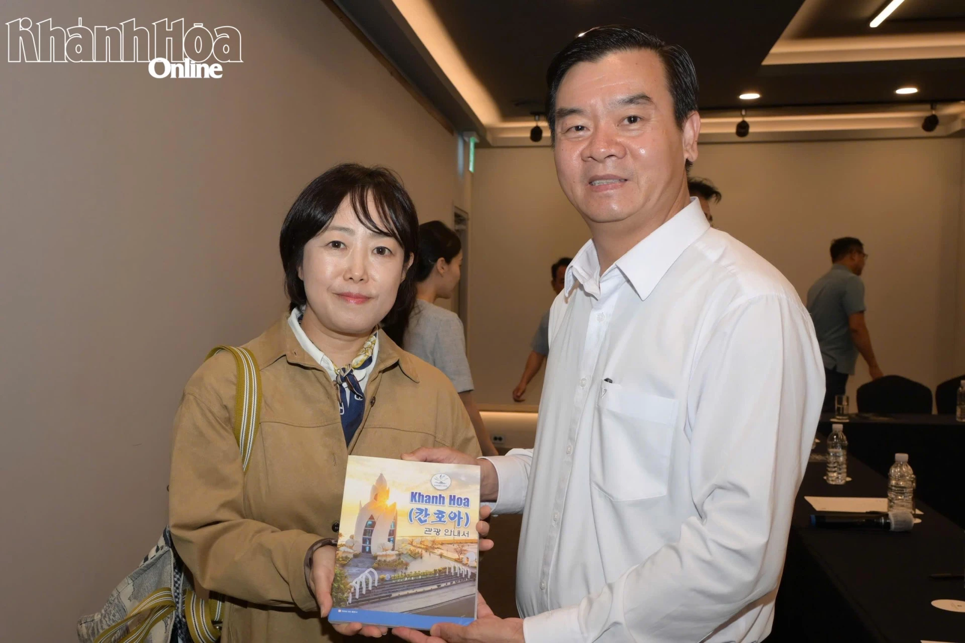Ông Nguyễn Anh Minh - Phó Giám đốc Trung tâm Xúc tiến Đầu tư, Thương mại và Du lịch trao tăng Cẩm nang du lịch tỉnh Khánh Hòa cho lãnh đạo Công ty TNHH Tamnaneun Sup