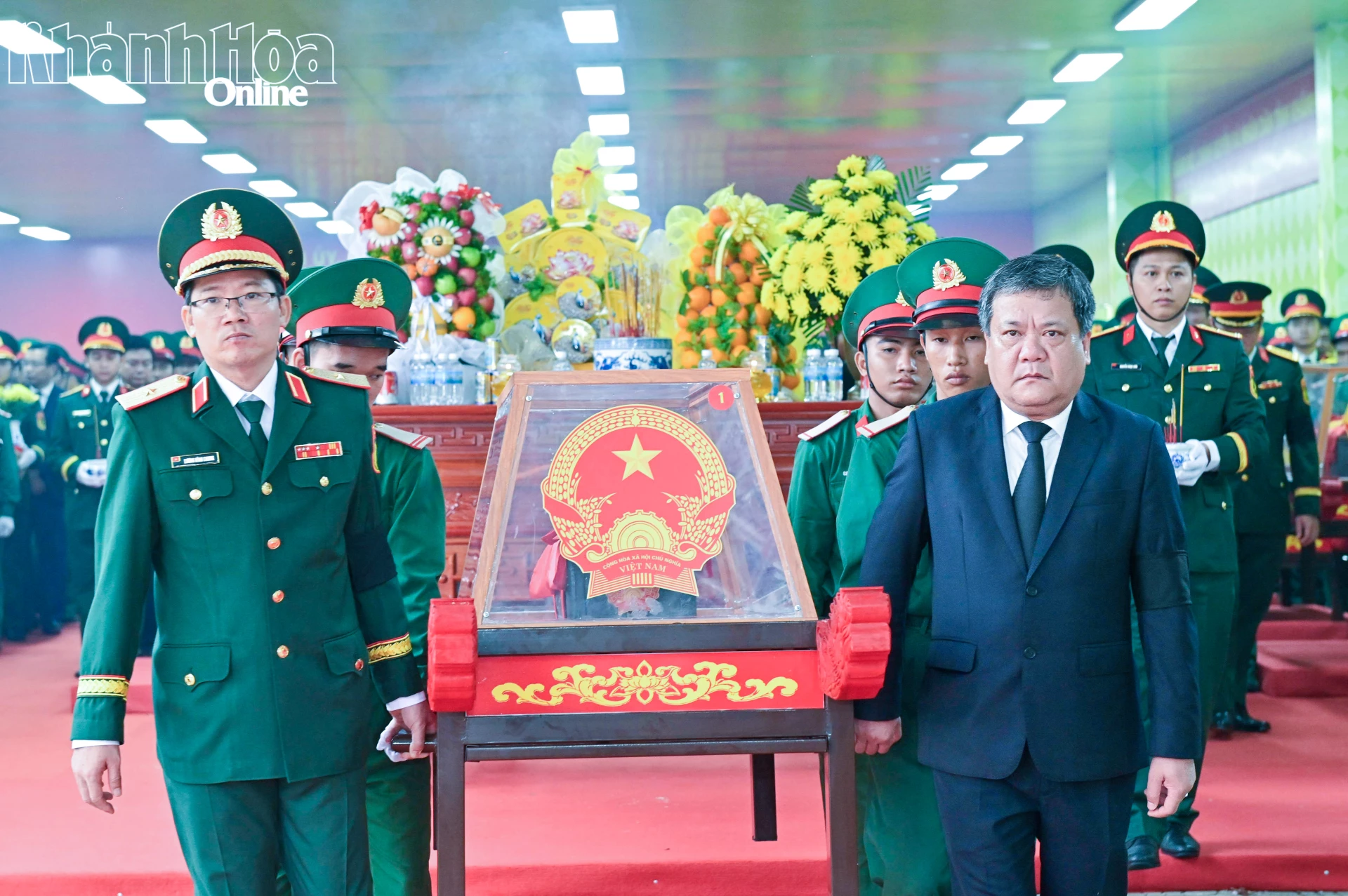 Đồng chí Trần Phong, các đại biểu, cùng đội tiêu binh di chuyển các hài cốt liệt sĩ đến ô mộ để an táng.