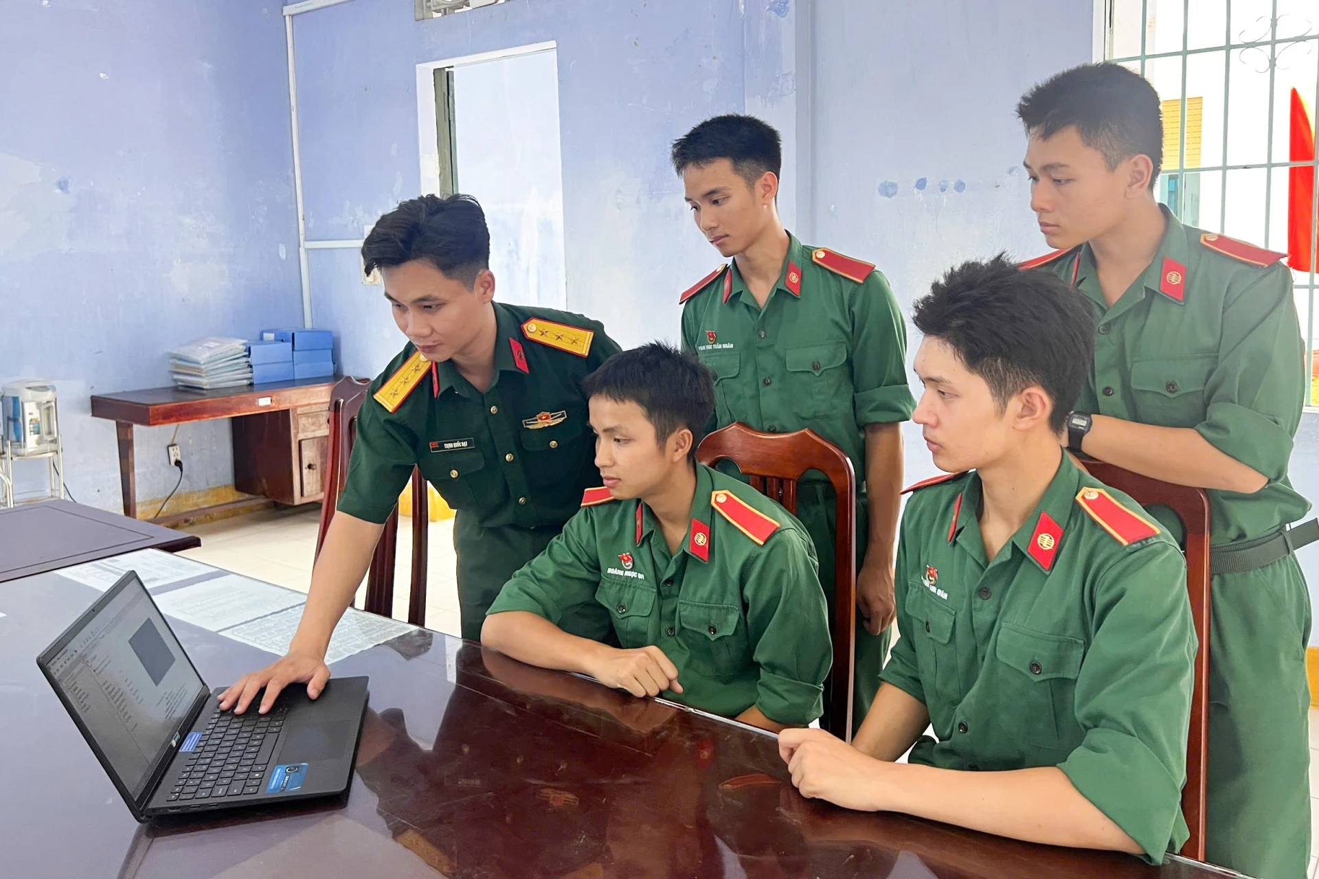 Thượng úy Trịnh Quốc Đạt giới thiệu ứng dụng Chatbot AI đến các học viên.