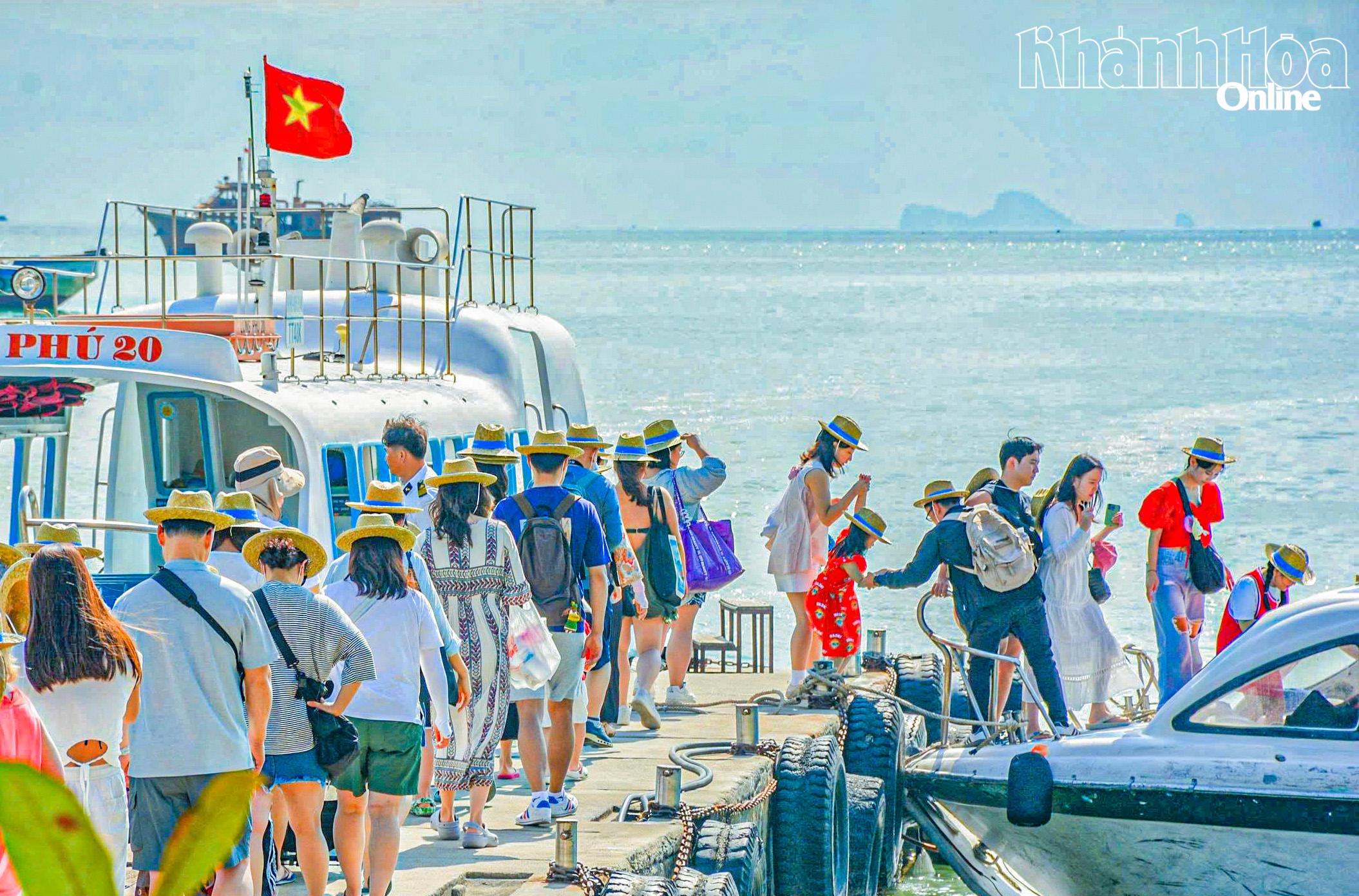 Khách lên tàu tham quan Khu du lịch Đảo Hoa Lan.
