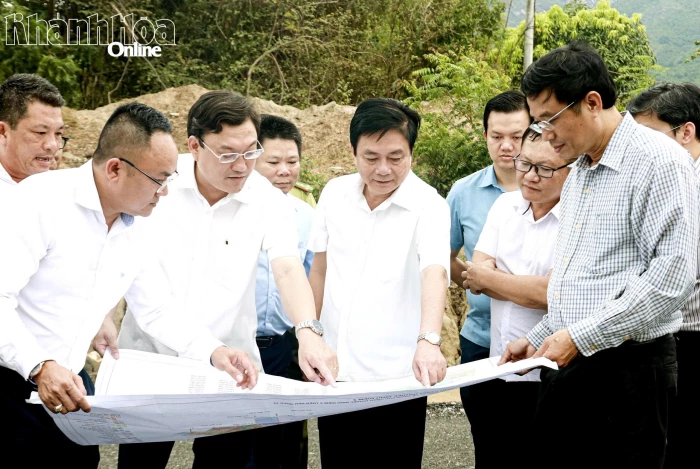 Phó Chủ tịch Thường trực HĐND tỉnh Lữ Thanh Hải khảo sát các khu đất thực hiện dự án công nghiệp