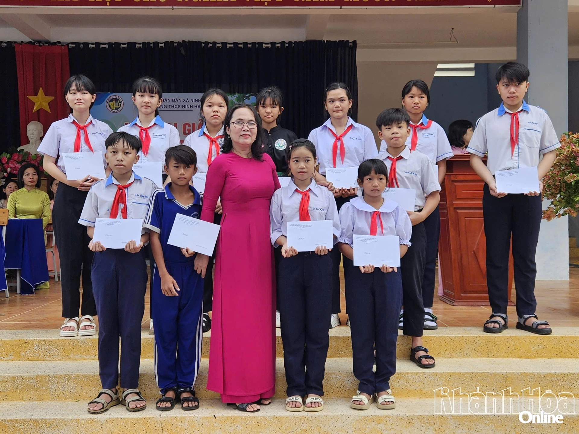 Đại diện lãnh đạo trường tặng quà cho các em học sinh.