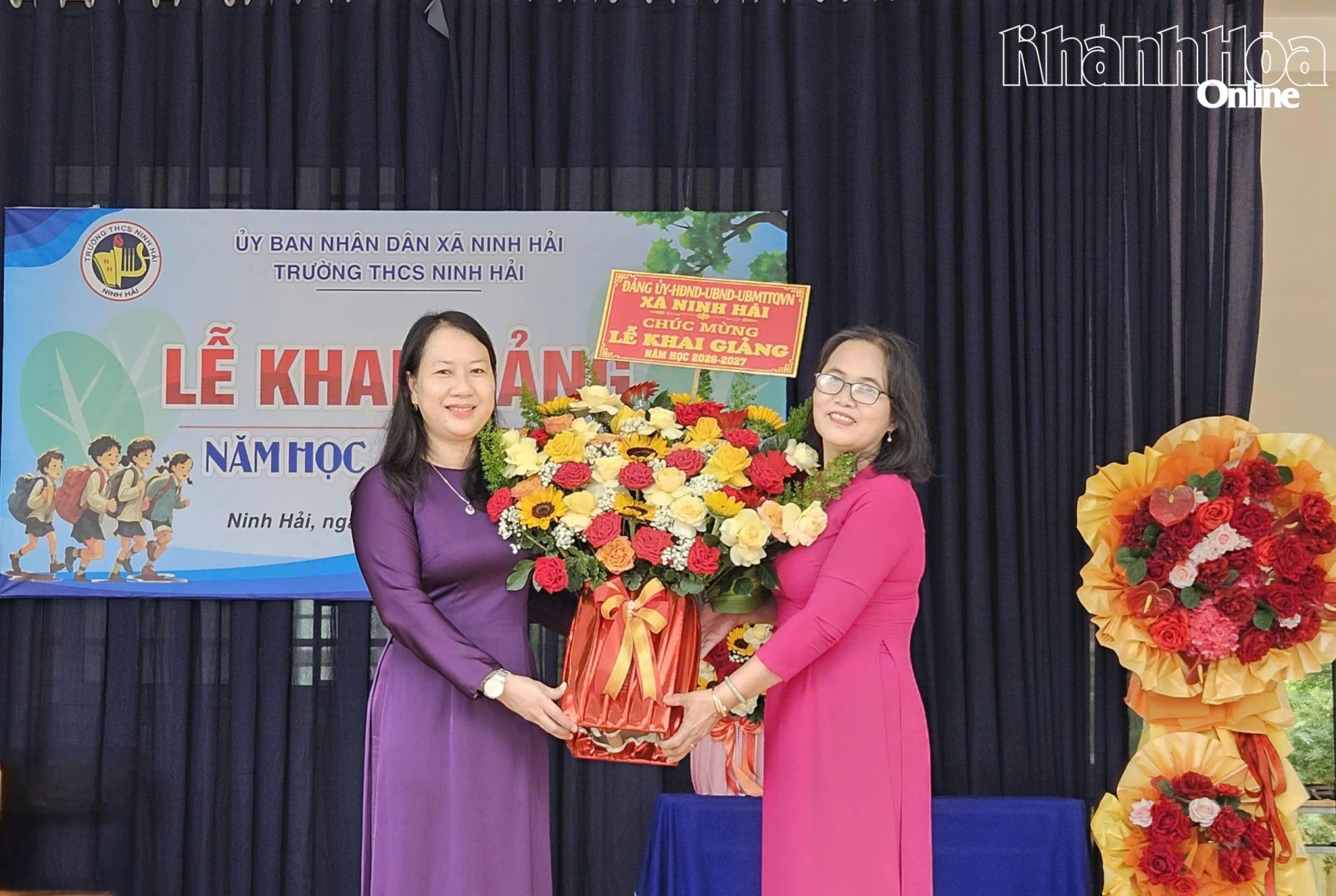 LÃNH ĐẠO ĐỊA PHƯƠNG TẶNG QTẶNG HOA CHÚC MỪNG NHÀ TRƯỜNG.