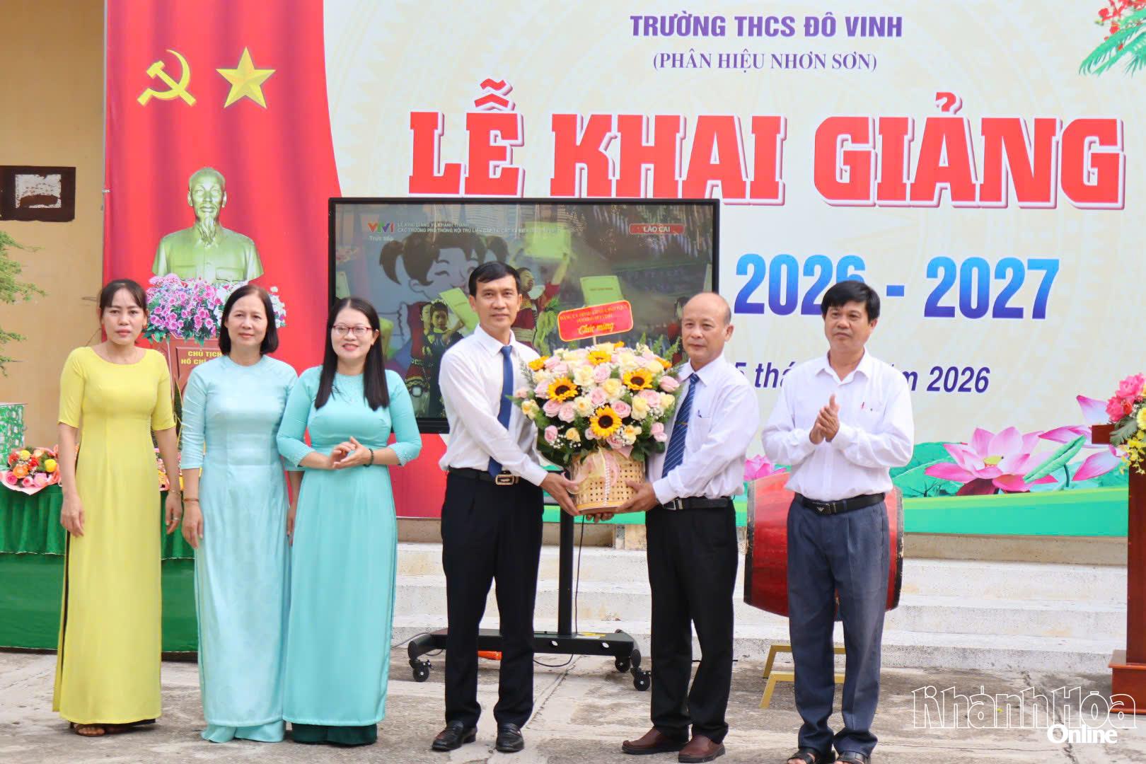 Lãnh đạo địa phương tặng hoa cho nha trường.
