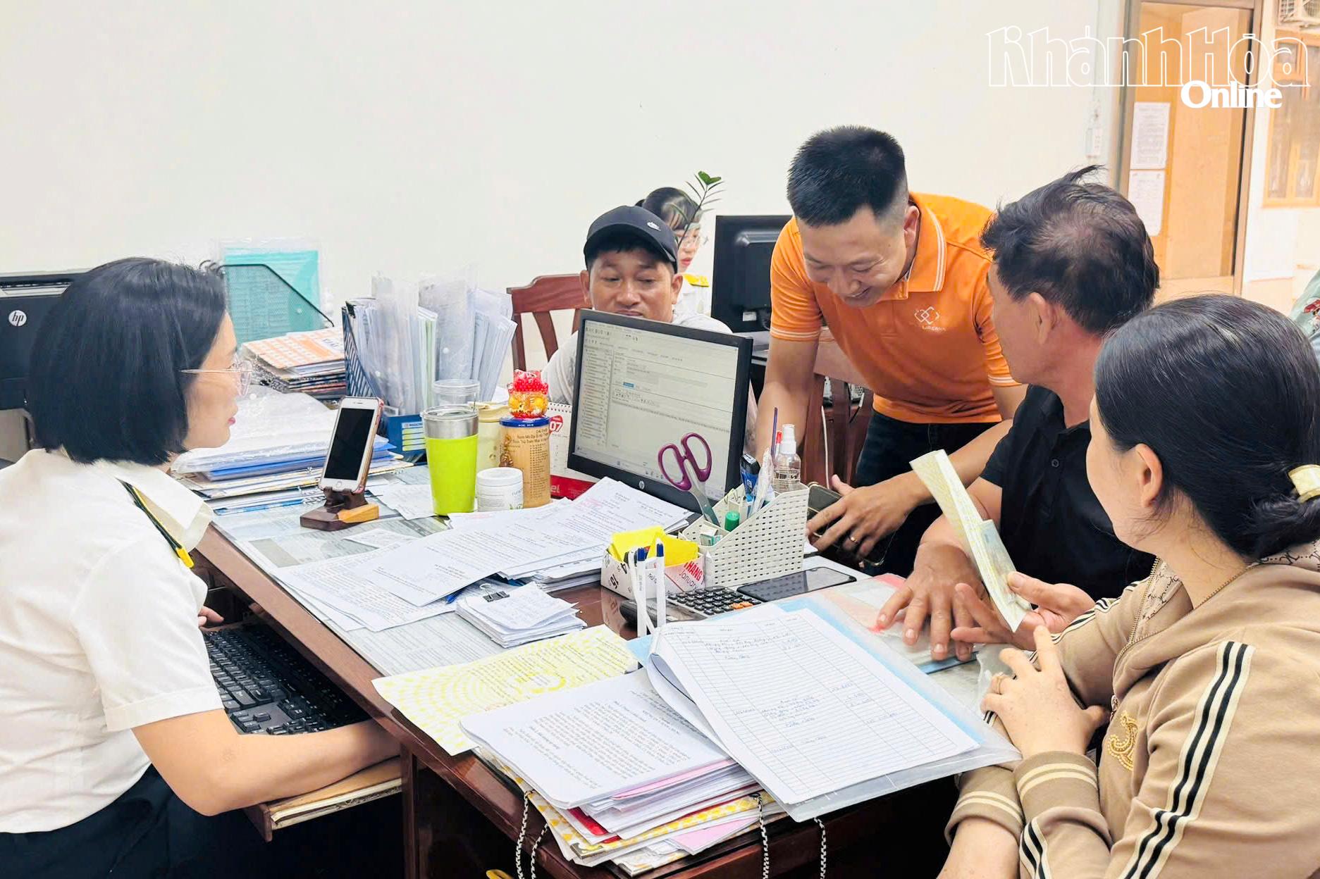 Người dân làm thủ tục đóng mã số thuế trong chiến dịch làm sạch mã số thuế tại Thuế cơ sở 6.