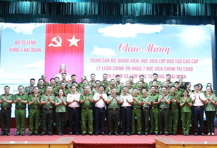 Học viên Học viện Chính trị Công an nhân dân nghiên cứu thực tế tại Vùng 4 Hải quân