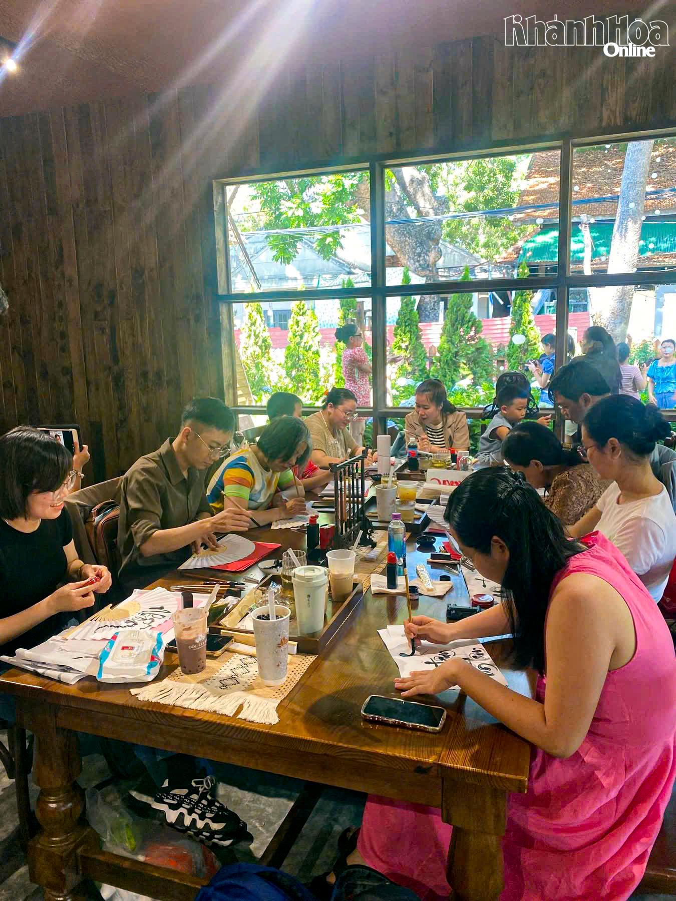 Không gian workshop kết hợp thưởng thức cà phê và trải nghiệm thủ công, tạo sự thư giãn cho người tham gia.