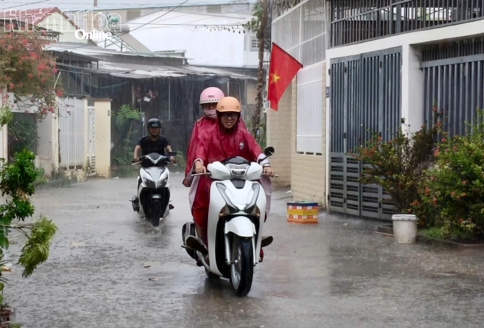 Dự báo mưa lớn trên đất liền, gió mạnh trên biển