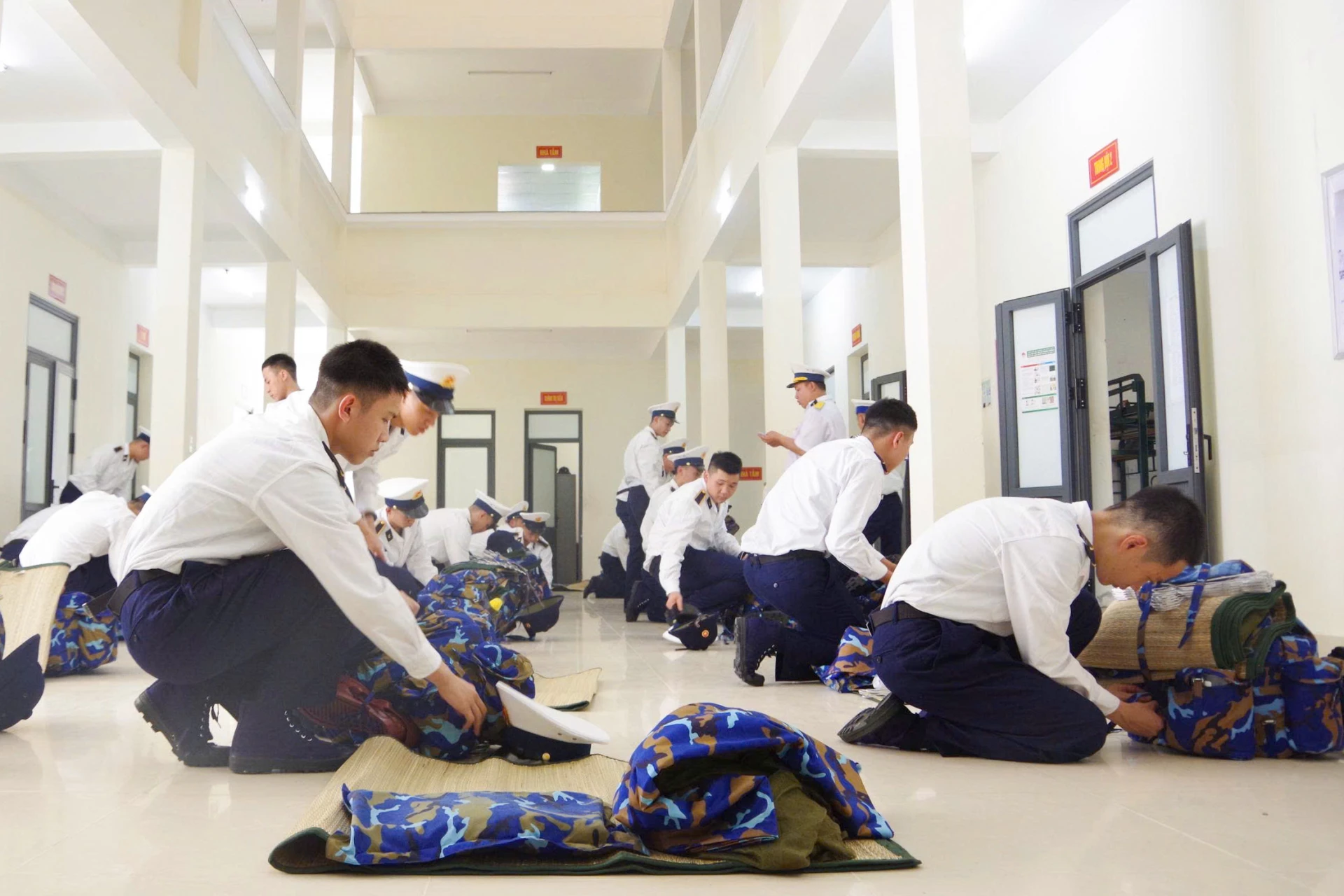 Các học viên chuẩn bị quân tư trang.