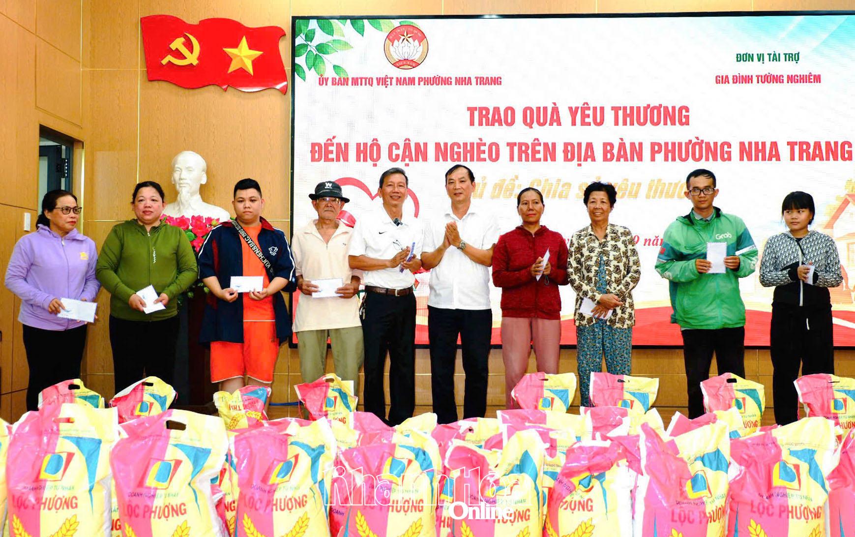 Các hộ cận nghèo được nhận quà.  