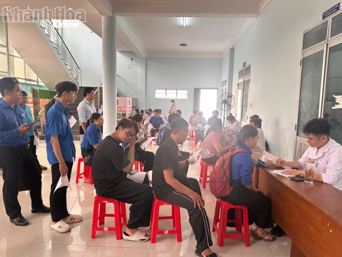 Hơn 100 người tham gia hiến máu tình nguyện khẩn cấp