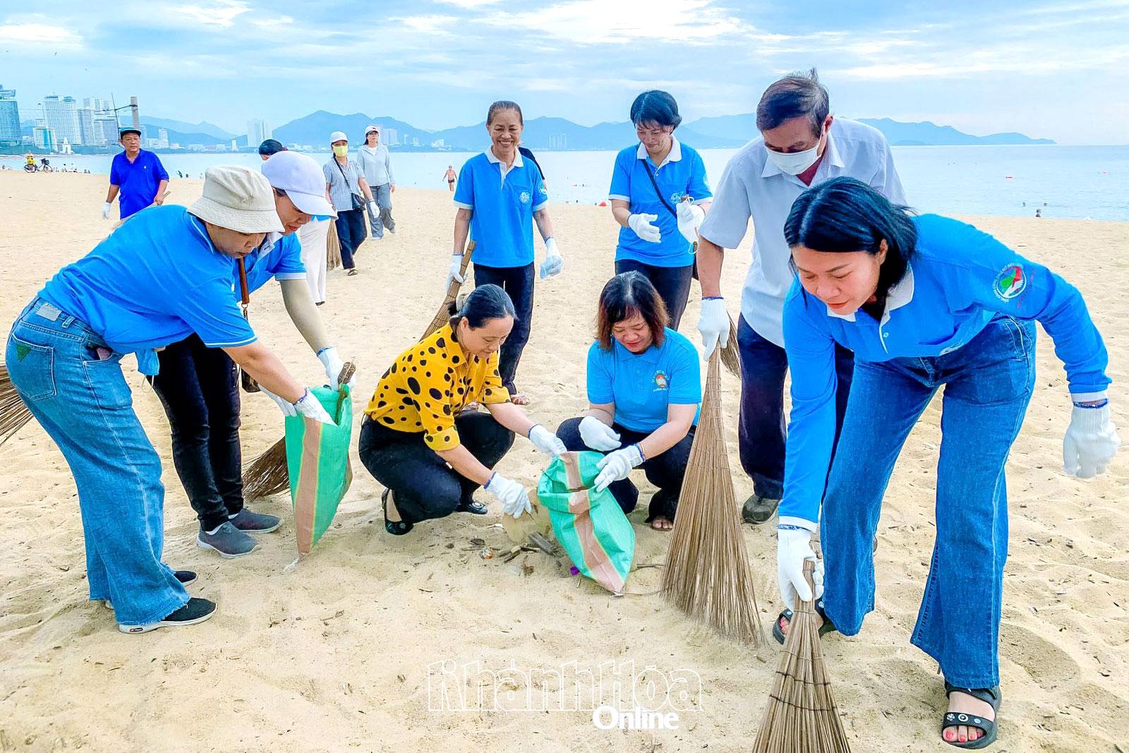 Cán bộ và Nhân dân phường Nha Trang ra quân tổng vệ sinh môi trường. Ảnh: Phường Nha Trang cung cấp