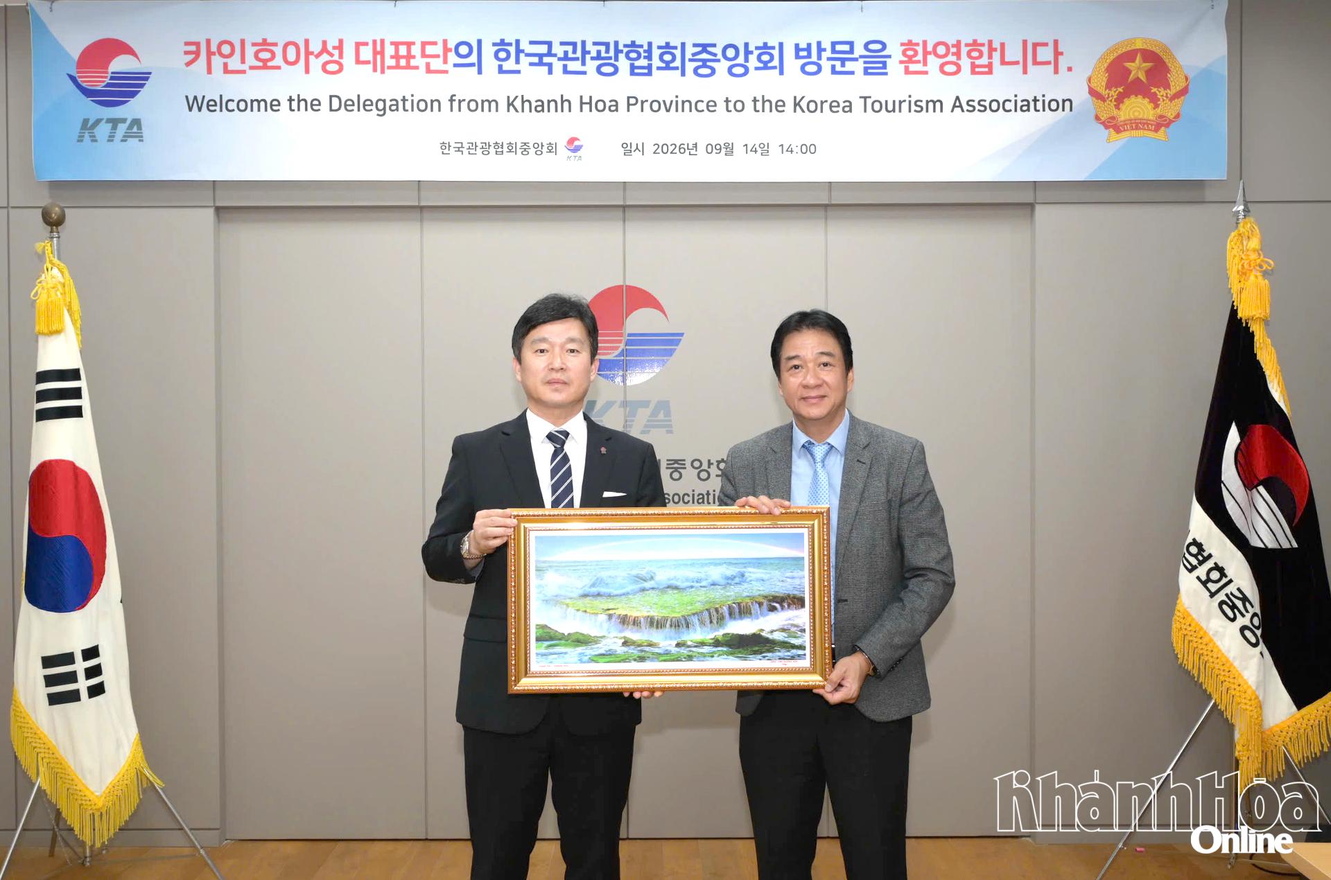 Đồng chí Nguyễn Long Biên tặng quà lưu niệm cho ông Lee Kyung-soo - Chủ tịch Hiệp hội Du lịch Hàn Quốc.