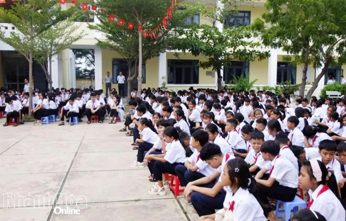 Công an xã Thuận Nam tuyên truyền pháp luật cho hơn 900 cán bộ, giáo viên và học sinh