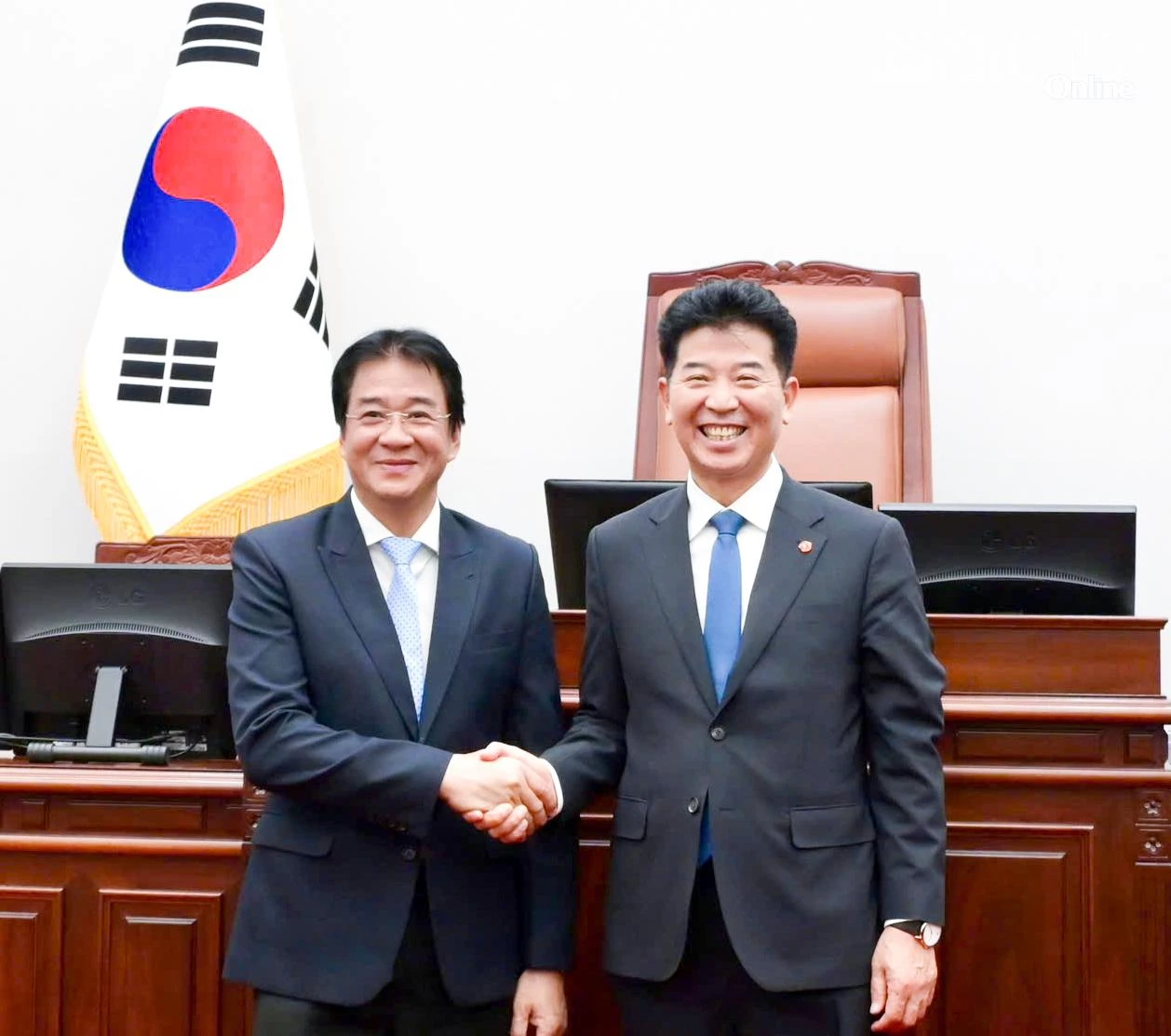 Chủ tịch Hội đồng tỉnh Jeju Song Young-hoon chào đón đồng chí Nguyễn Long Biên đến thăm và làm việc. 