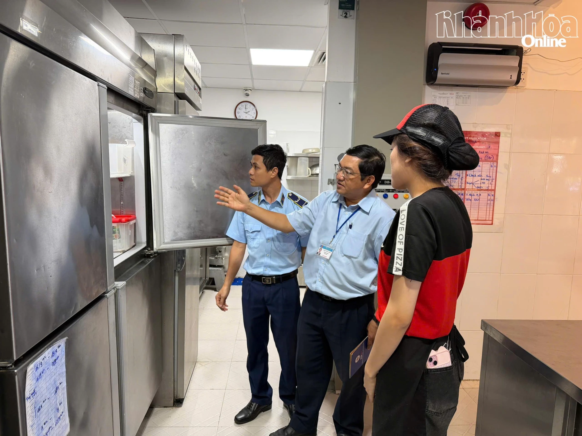 Đoàn kiểm tra khu vựcbảo quảnthực phẩm của nhà hngaf Nhà hàng Pizza Hut