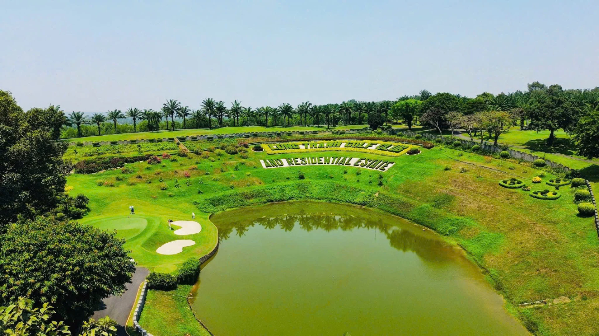 Long Thành Golf Club là sân golf đầu tiên hoàn toàn do người Việt Nam đầu tư xây dựng và điều hành quản lý.