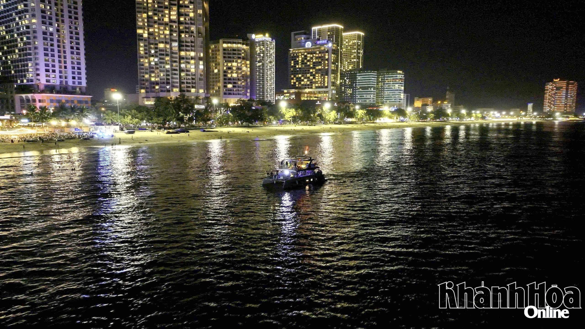 Nha Trang lên đèn, lấp lánh như dải ngân hà nhìn từ ngoài vịnh.