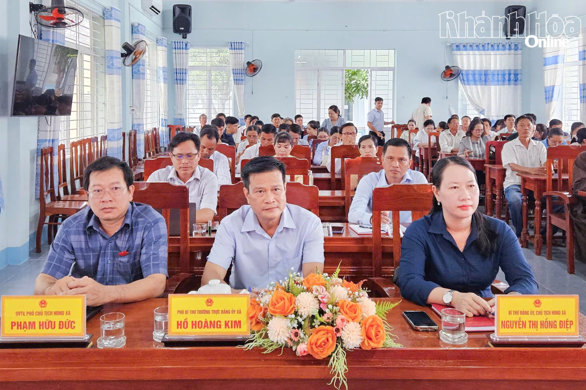 Quang cảnh hội nghị tiếp xúc cử tri.