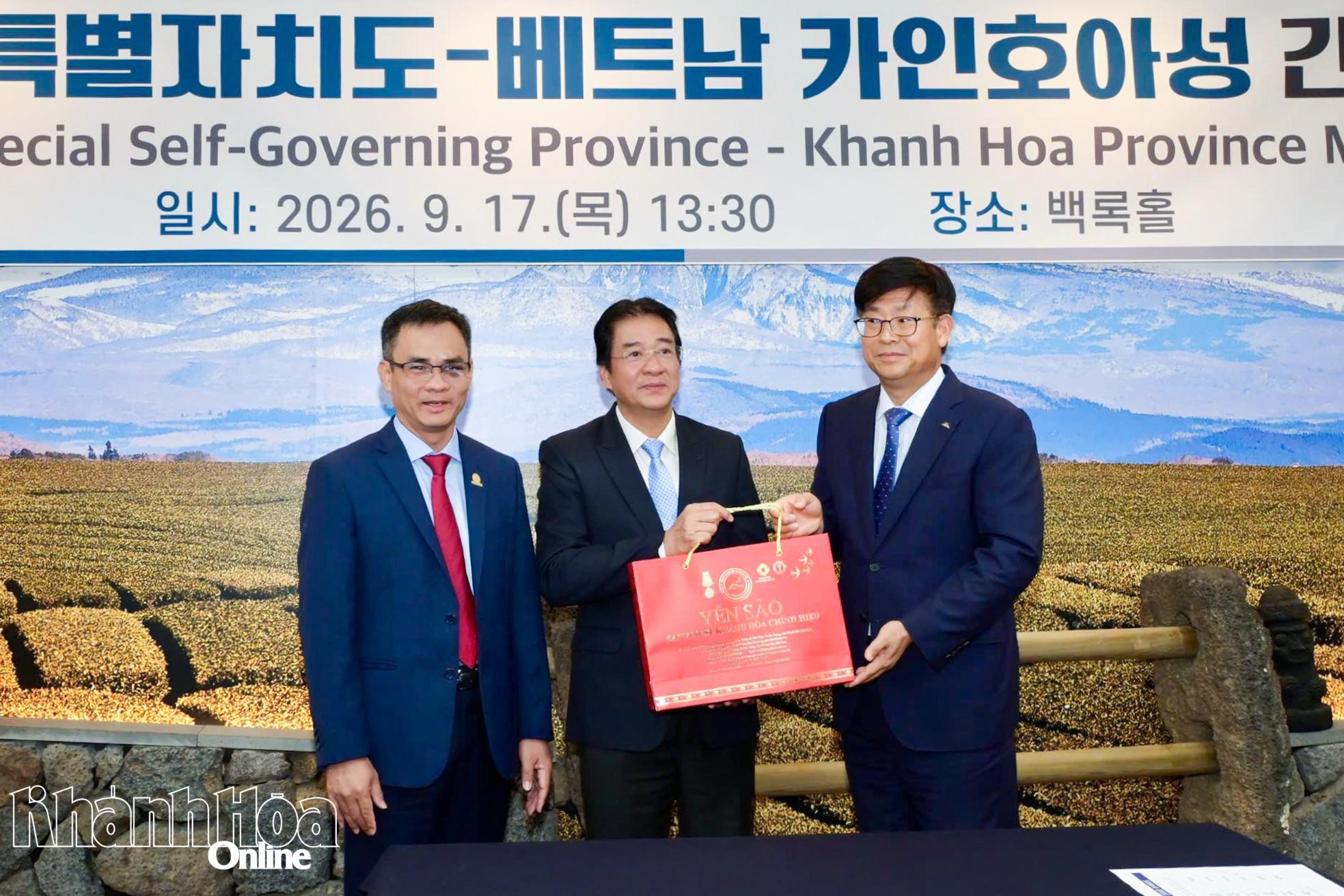 Đoàn công tác tặng yến sào - sản phẩm đặc trưng của Khánh Hòa cho ông Park Cheon-su.