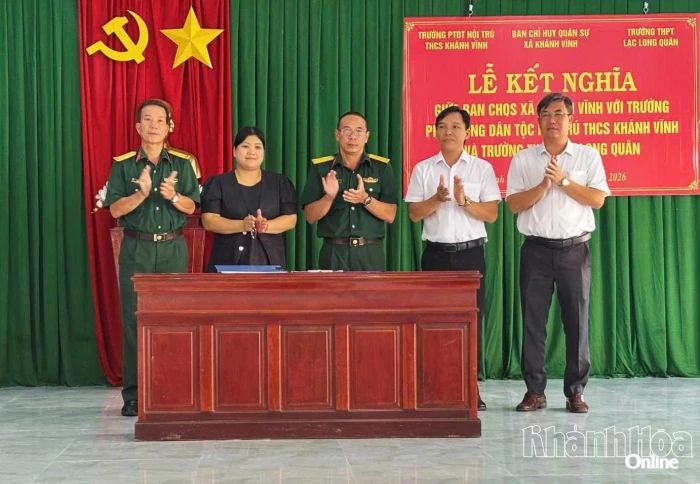 Ban Chỉ huy Quân sự xã Khánh Vĩnh ký kết chương trình kết nghĩa với 2 trường học