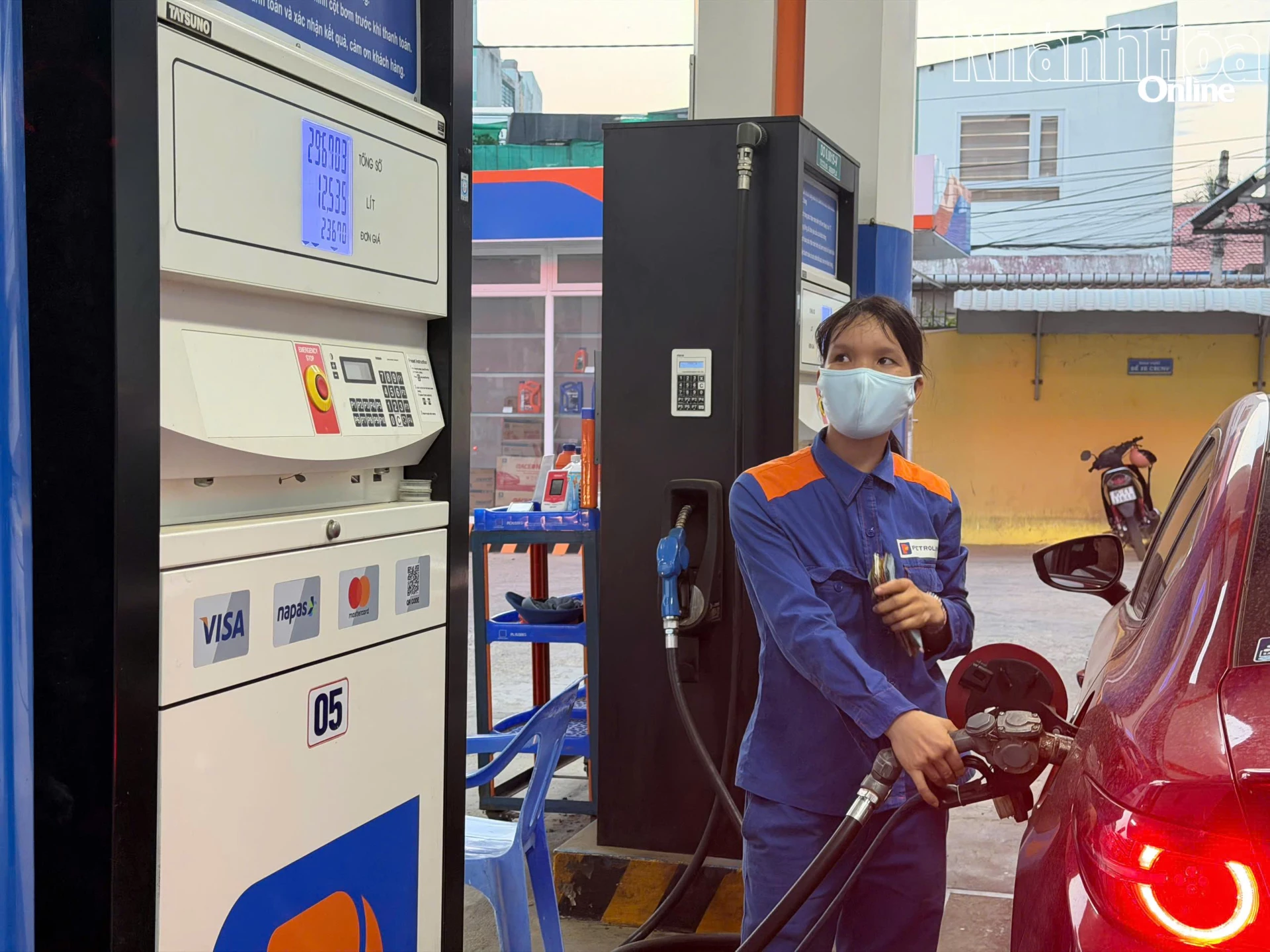 Nhân viên tại một cửa hàng xăng, dầu trên địa bàn phường Phan Rang đang đổ xăng cho khách.