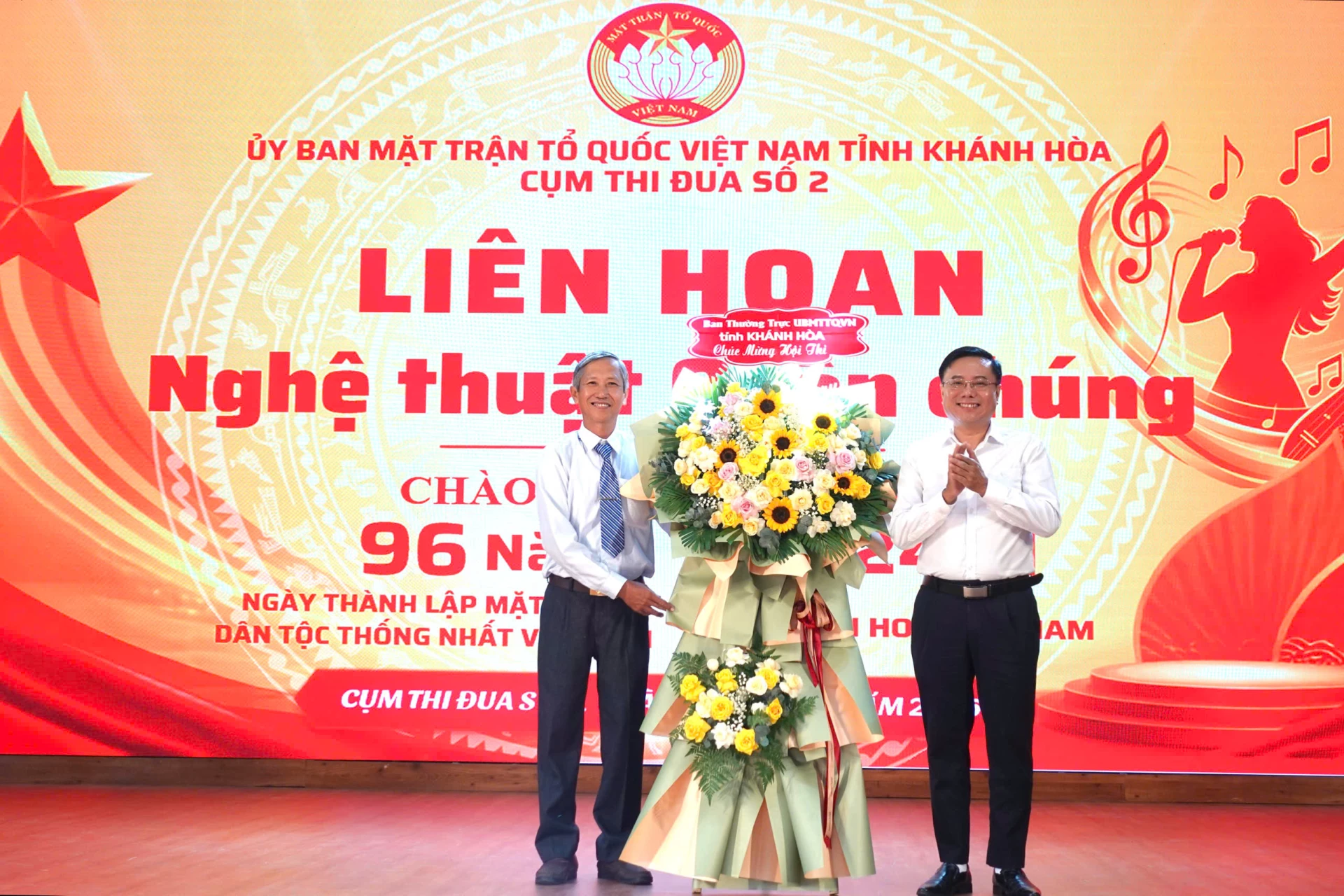 Đồng chí Nguyễn Trung Dũng - Phó Chủ tịch Ủy ban Mặt trận Tổ quốc Việt Nam tỉnh tặng hoa cho Cụm trưởng Cụm thi đua số 2.