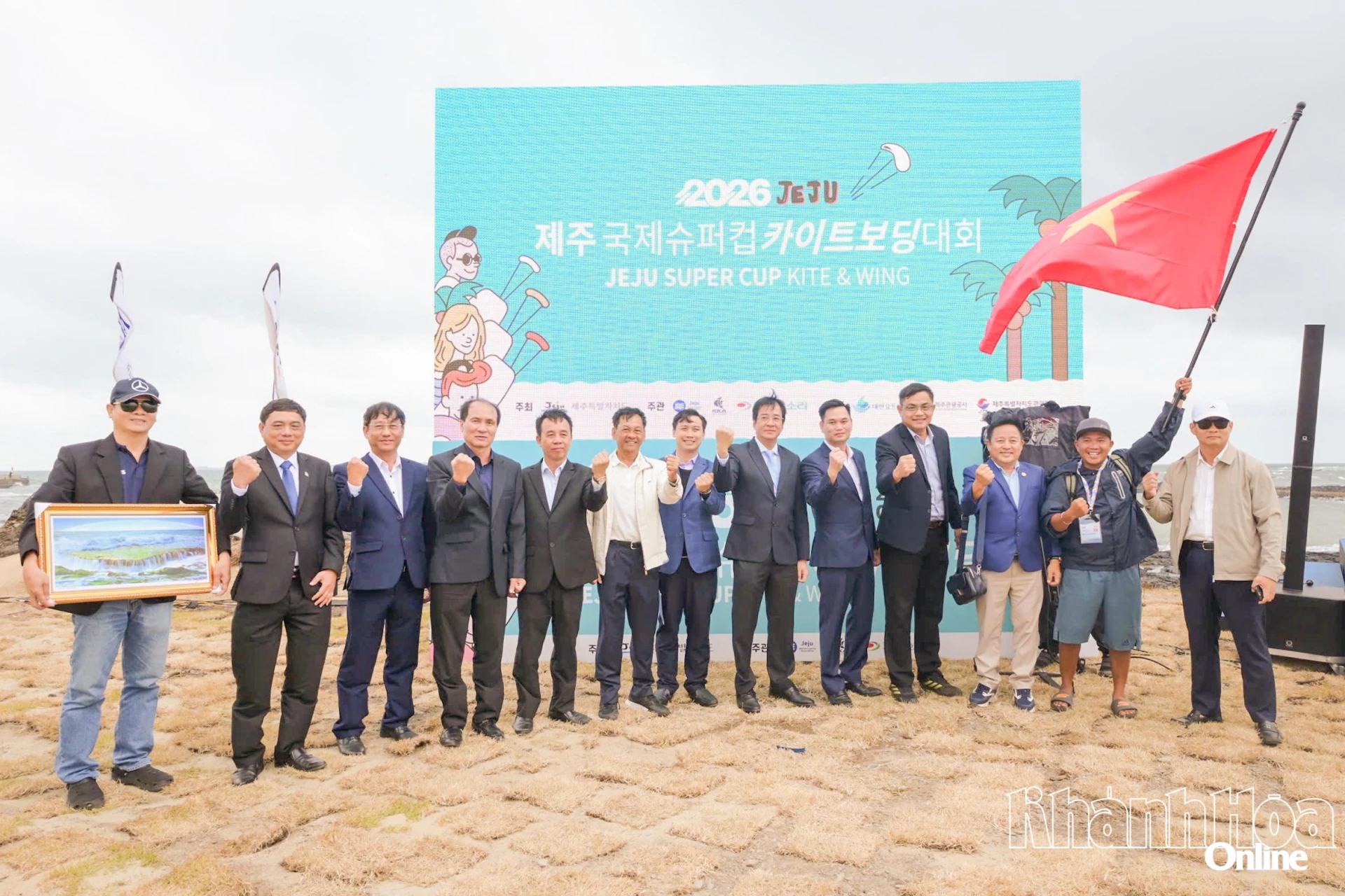 Đoàn công tác chụp hình lưu niệm tại lễ khai mạc.