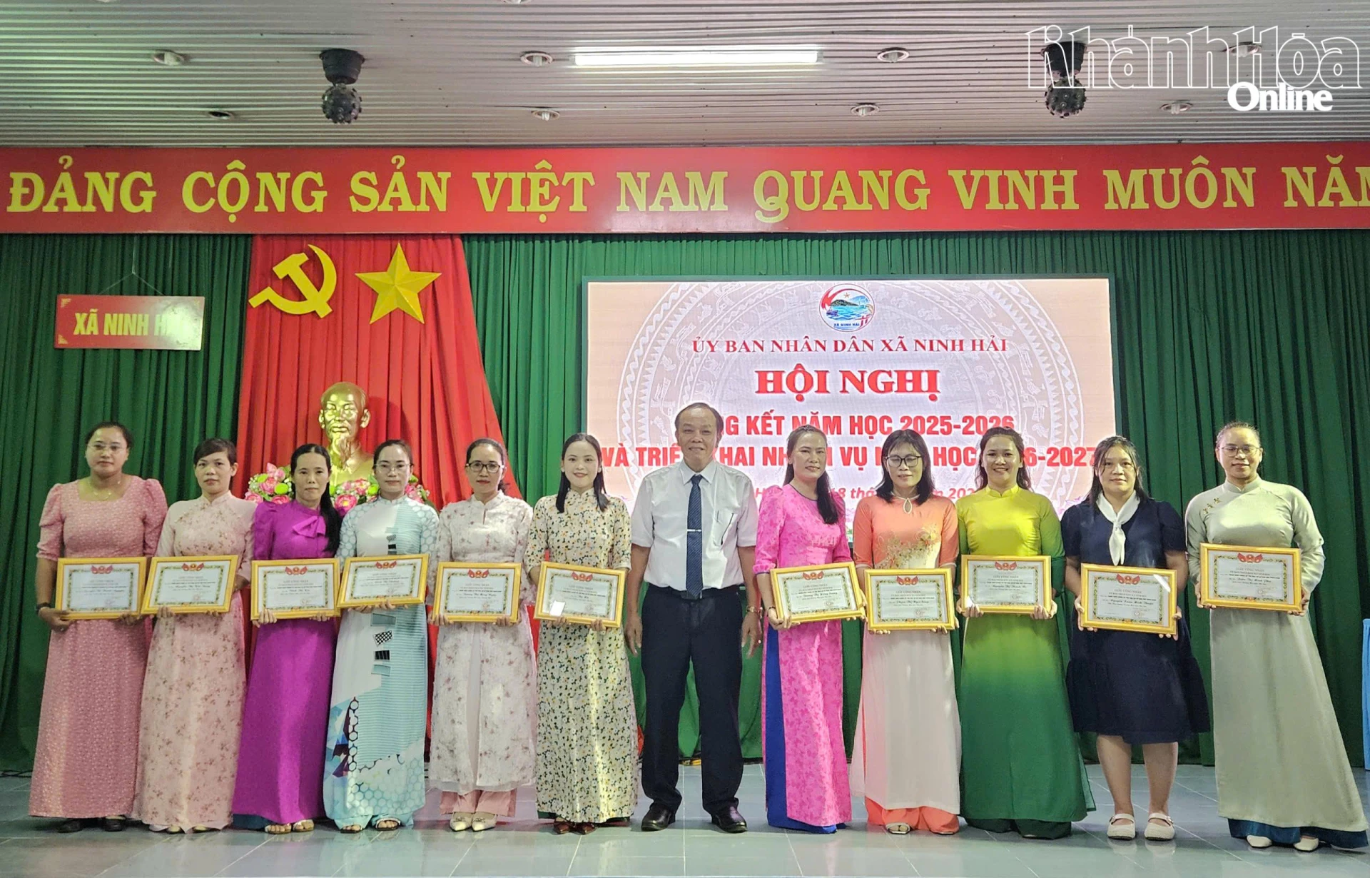 Lãnh đạo xã trao quyết định 12 tập thể công nhận danh hiệu lao động tiên tiến
