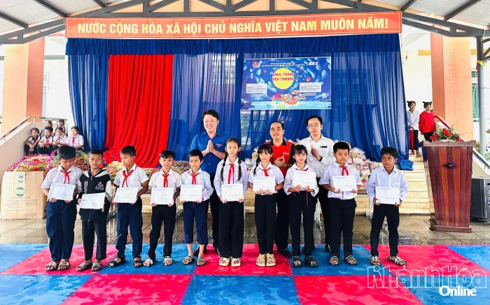 Tổ chức chương trình Trung thu cho 212 học sinh điểm trường Giang Ly