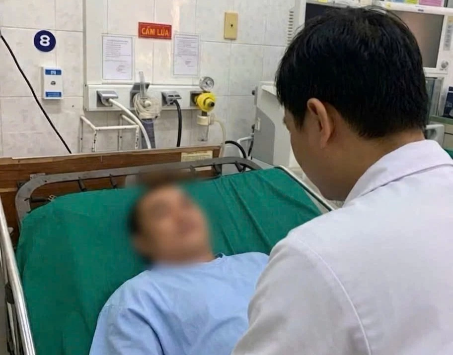 Bác sĩ thăm khám cho bệnh nhân T. 