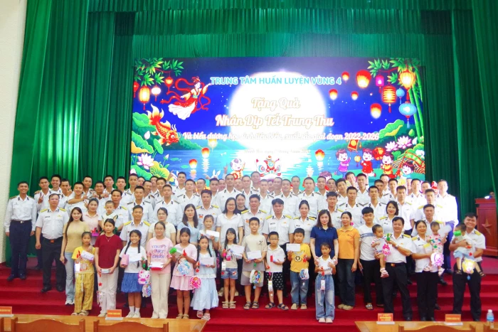 Trung tâm Huấn luyện Vùng 4 Hải quân tặng quà Trung thu cho thiếu nhi