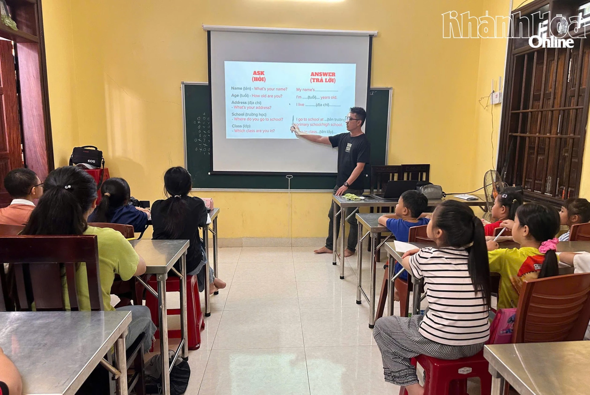 Các em nhỏ chăm chú lắng nghe thầy giáo hướng dẫn bài.