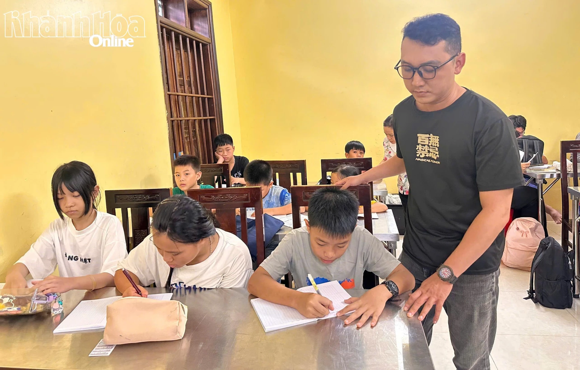 Thầy Nguyễn Ngọc Tiến theo sát, hỗ trợ các em làm bài tập.