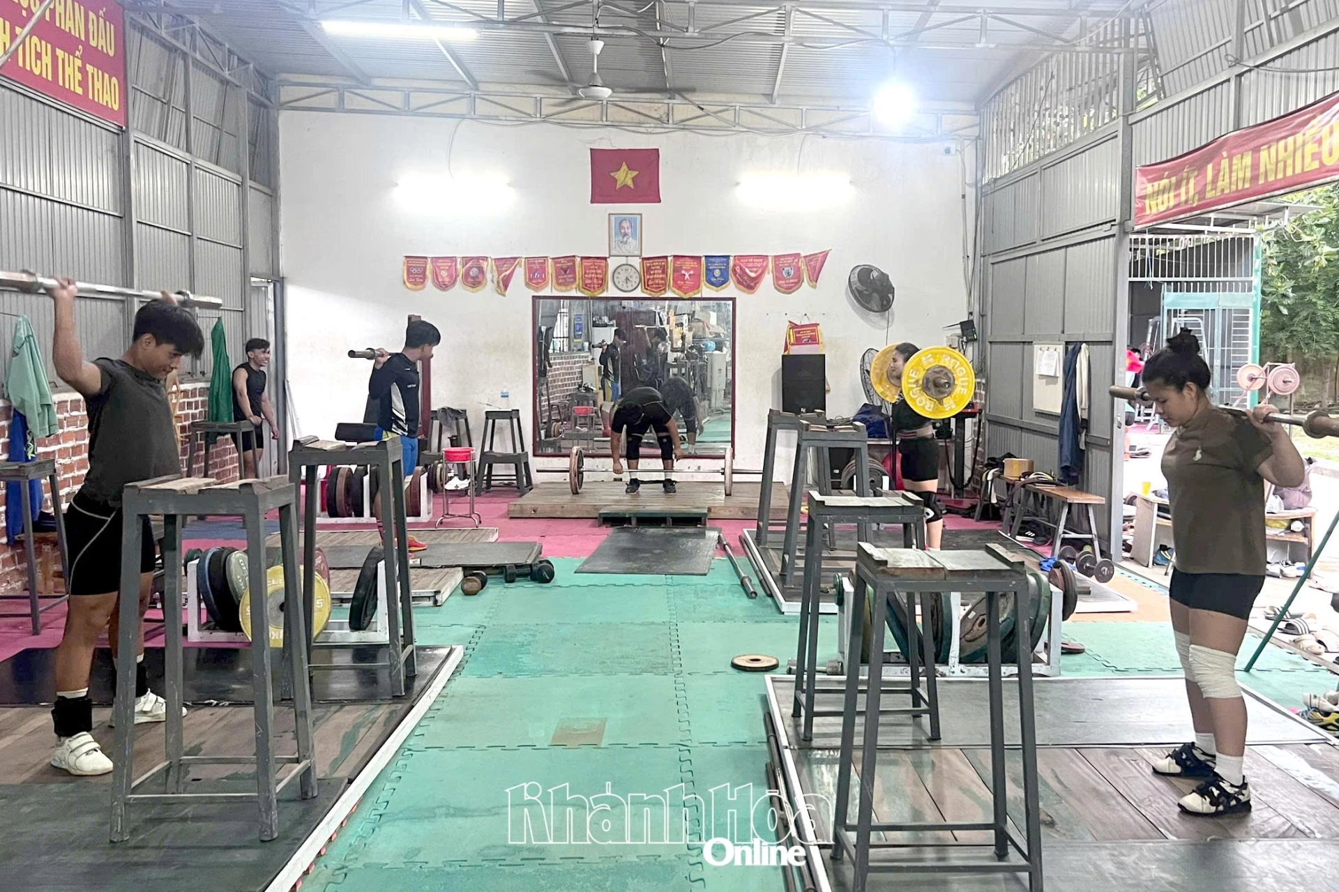 Các vận động viên đội tuyển cử tạ Khánh Hòa tập luyện chuẩn bị cho Đại hội Thể thao toàn quốc lần X năm 2026.