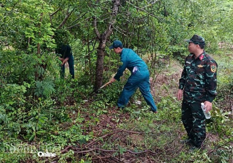 Các cán bộ, chiến sĩ tiến hành phát quang cây rừng tại vị trí cần khảo sát.