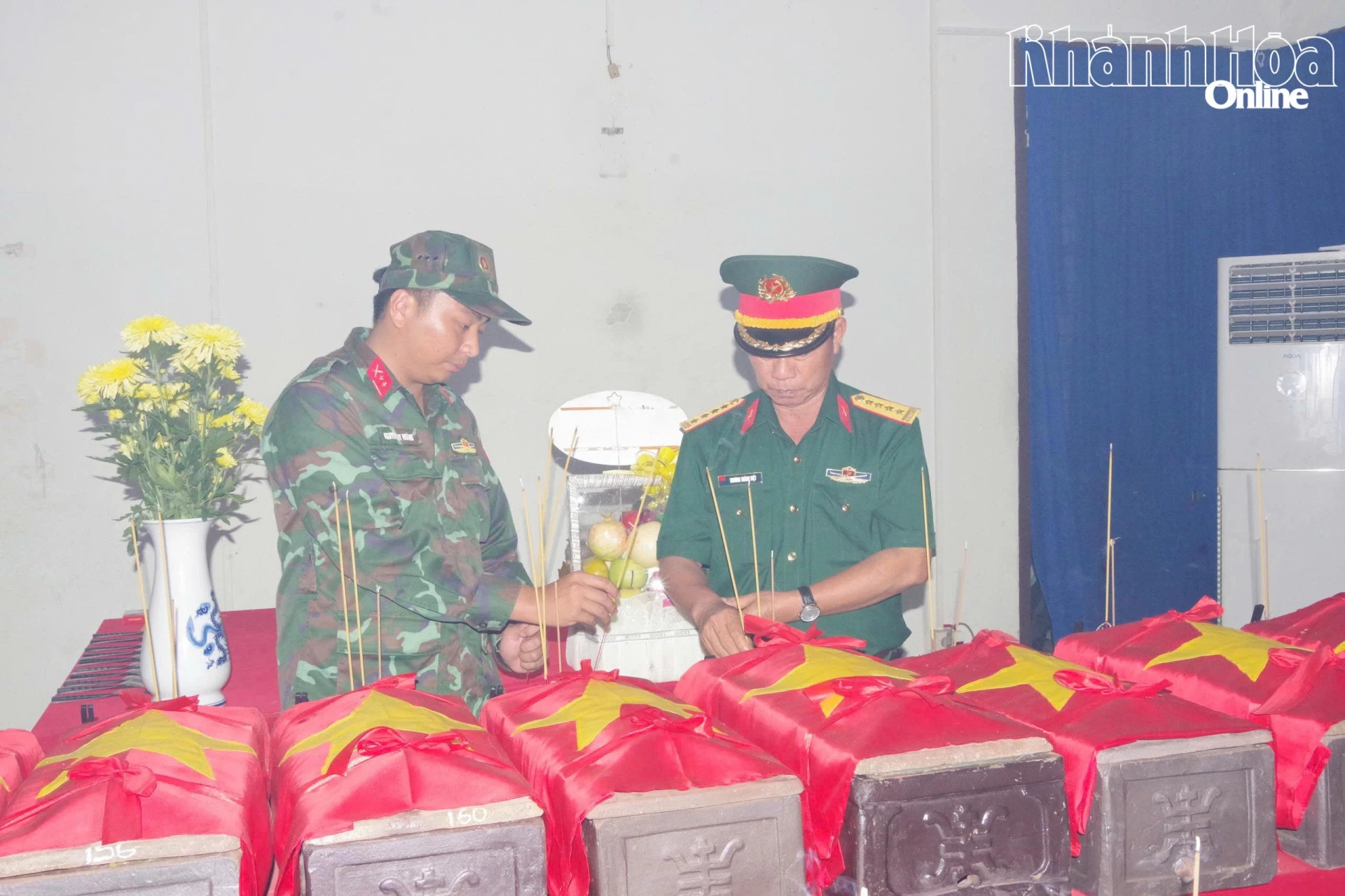 Đại tá Trương Thành Việt và các đại biểu thành kính dâng hương trước các hài cốt liệt sĩ đang được bảo quản tại nhà quản trang.
