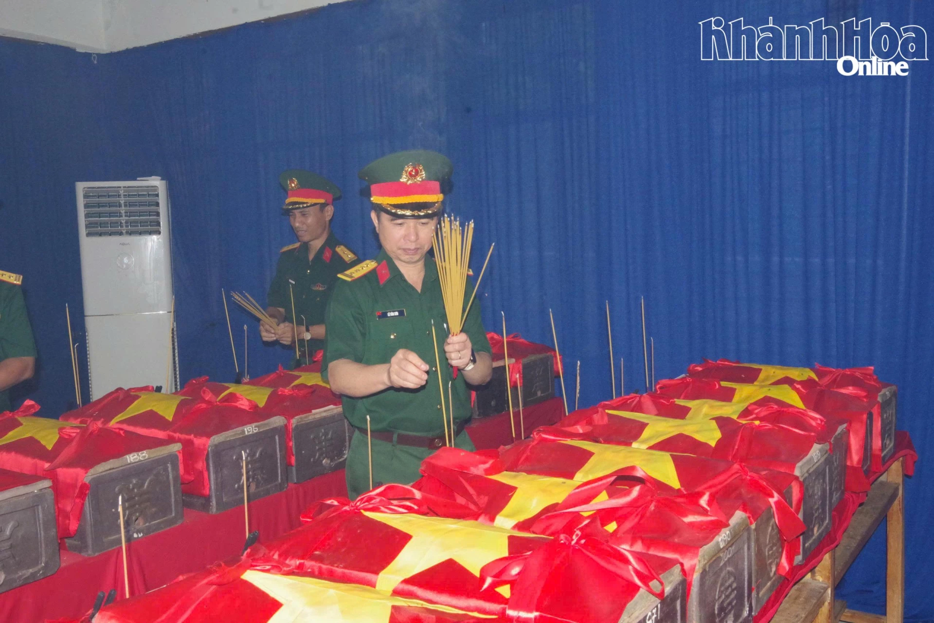 Đại tá Lê Văn Sơn thành kính dâng hương trước các hài cốt liệt sĩ đang được bảo quản tại nhà quản trang.