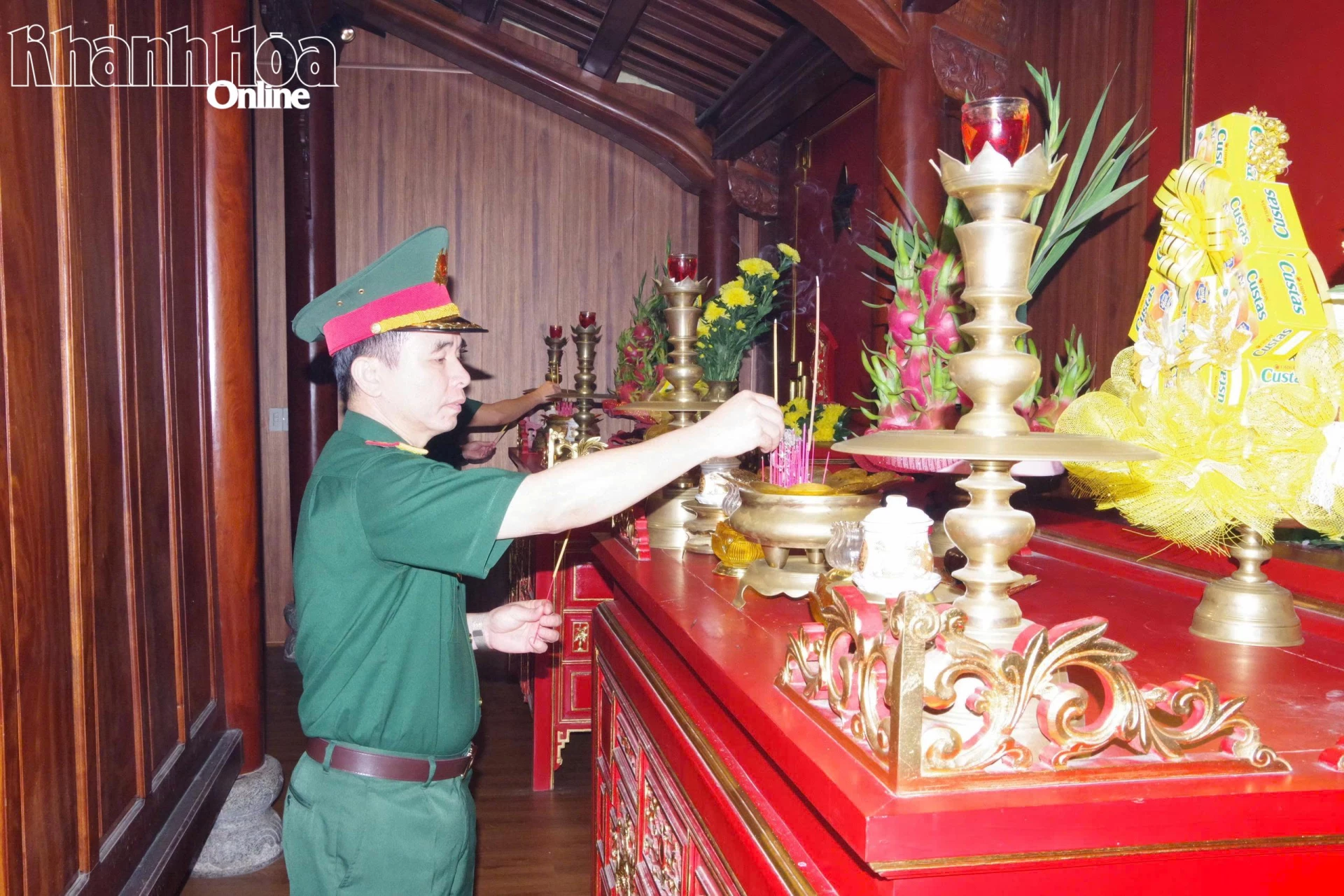 Đại tá Lê Văn Sơn dâng hương Đền thờ Bác Hồ và các anh hùng liệt sĩ tại Nghĩa trang liệt sĩ Hòn Dung.