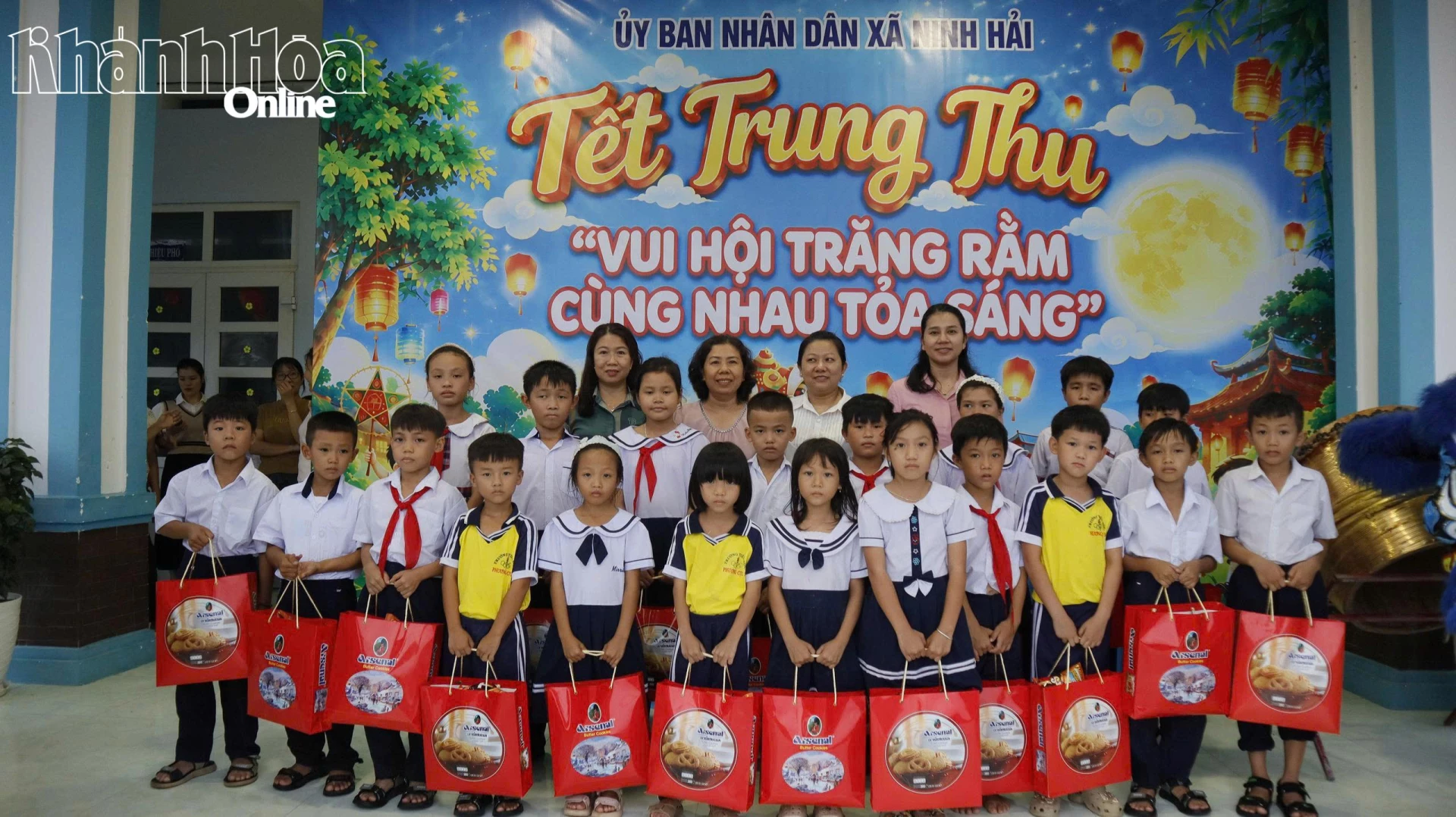 Ban tổ chức trao quà cho ho các em học sinh có hoàn cảnh khó khăn trường Tiểu học Ninh Hải,